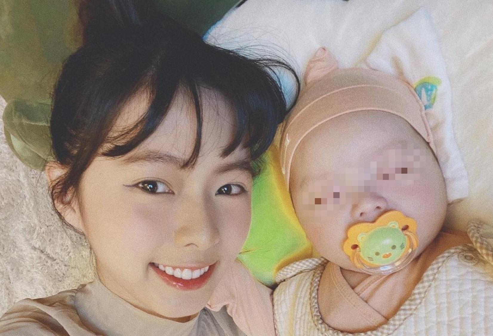簡廷芮貼出和女兒的自拍。（翻攝自簡廷芮臉書）