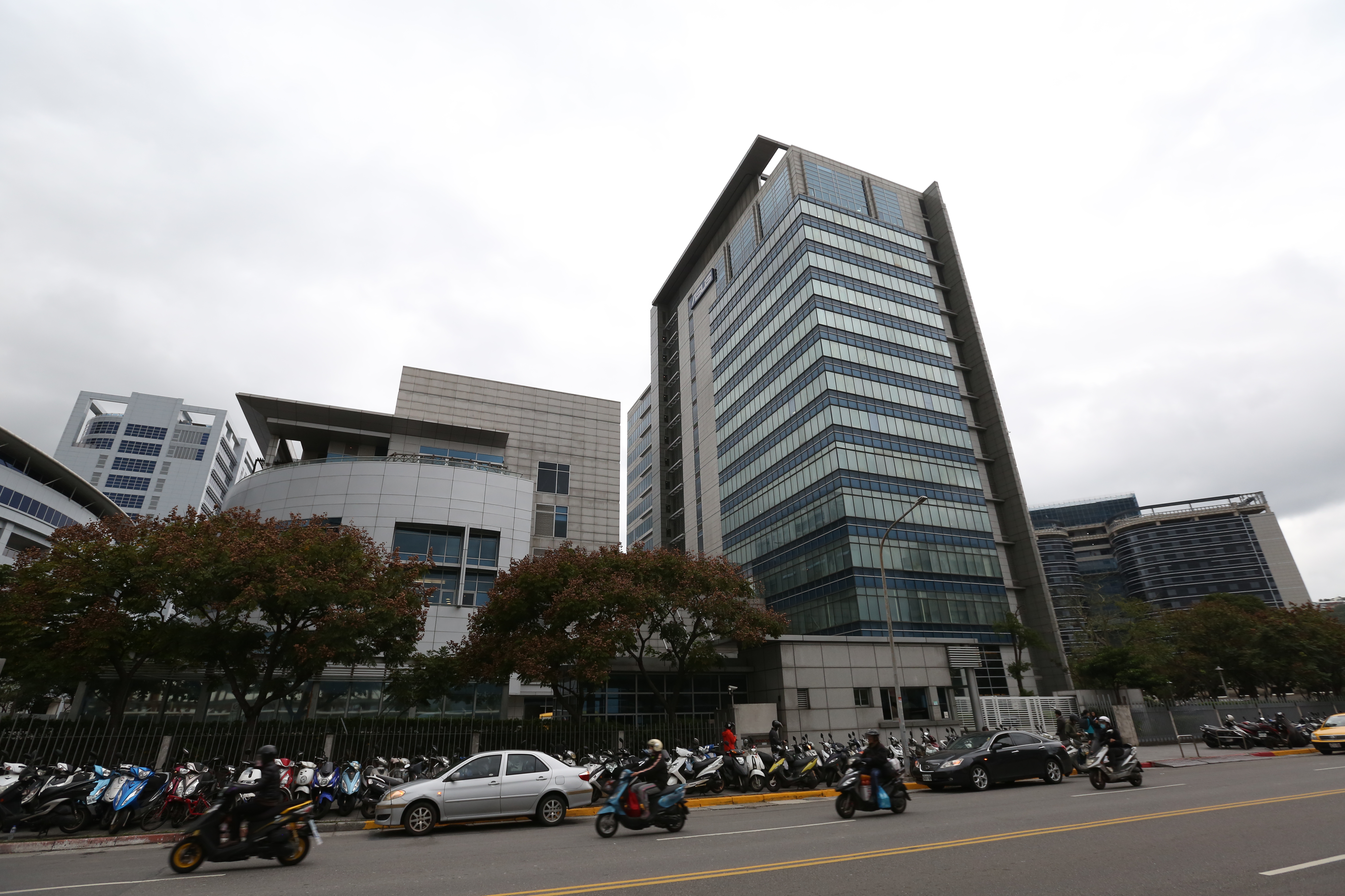 華碩連夜消毒廠區，呼籲接觸員工定期回報健康狀況。（圖為華碩公司總部，本刊資料照）