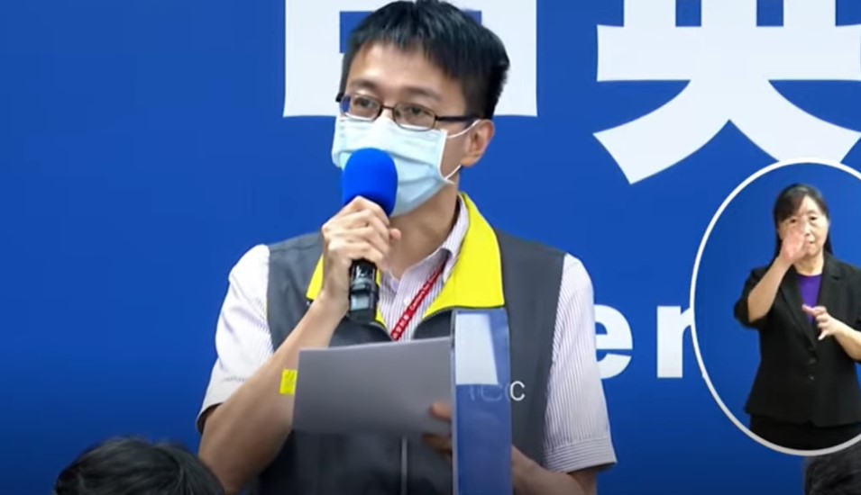 指揮中心醫療應變組副組長羅一鈞證實，板橋亞東醫院出現院內感染。（翻攝自衛生福利部疾病管制署YouTube）
