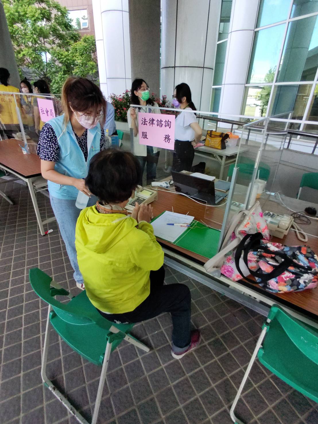 台南市長黃偉哲提醒民眾來洽公時，一定要記得戴好口罩，保護自己同時也保護承辦的市府同仁。（台南市政府提供）