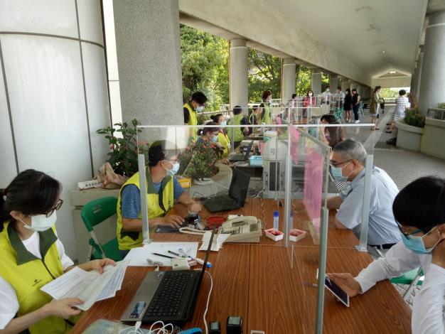 台南市政府設置「民眾戶外洽公區 」，民眾也認同市府的防疫措施。（台南市政府提供）