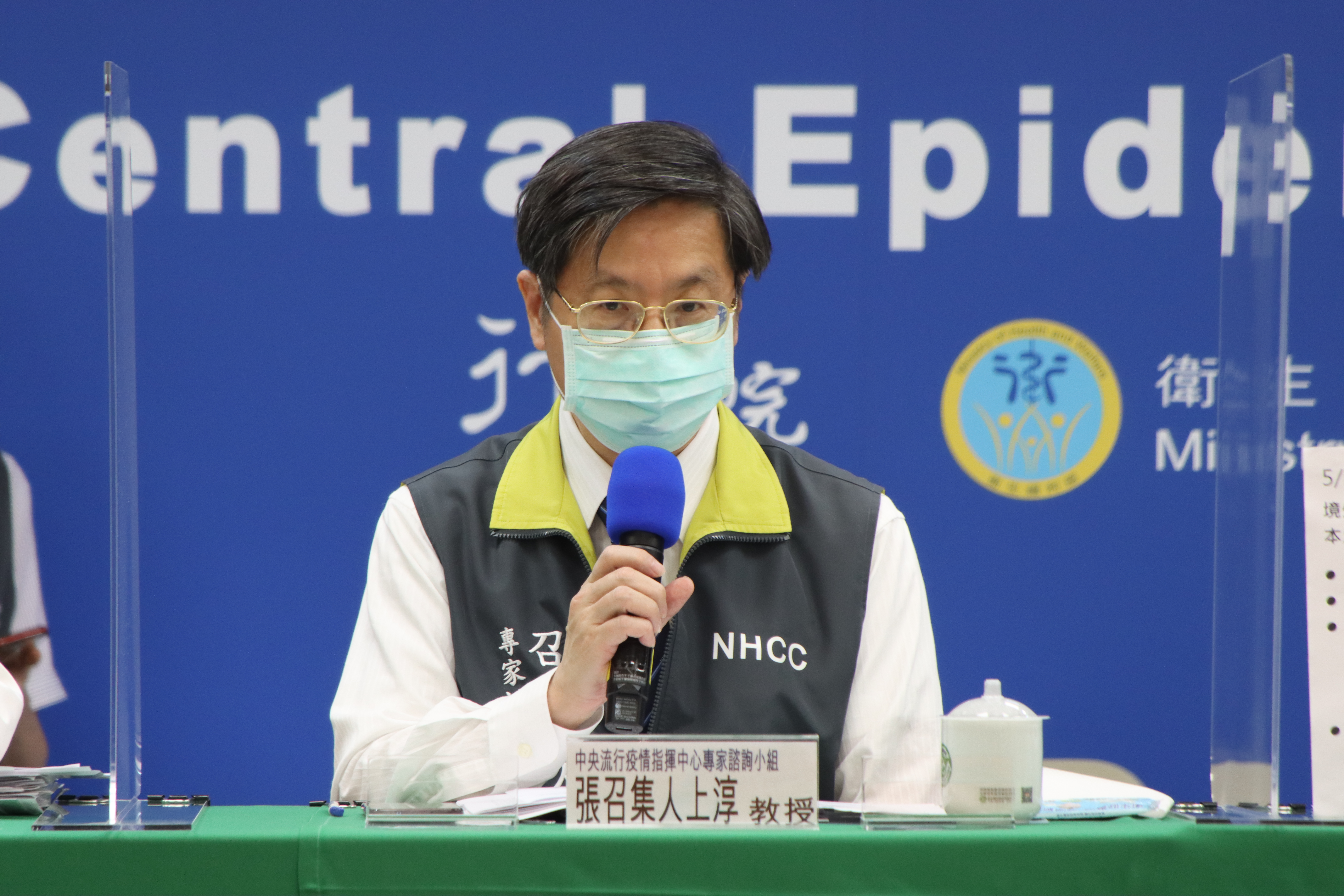 指揮中心專家諮詢小組召集人張上淳說明，目前有41例嚴重肺炎和出現呼吸窘迫。（指揮中心提供）