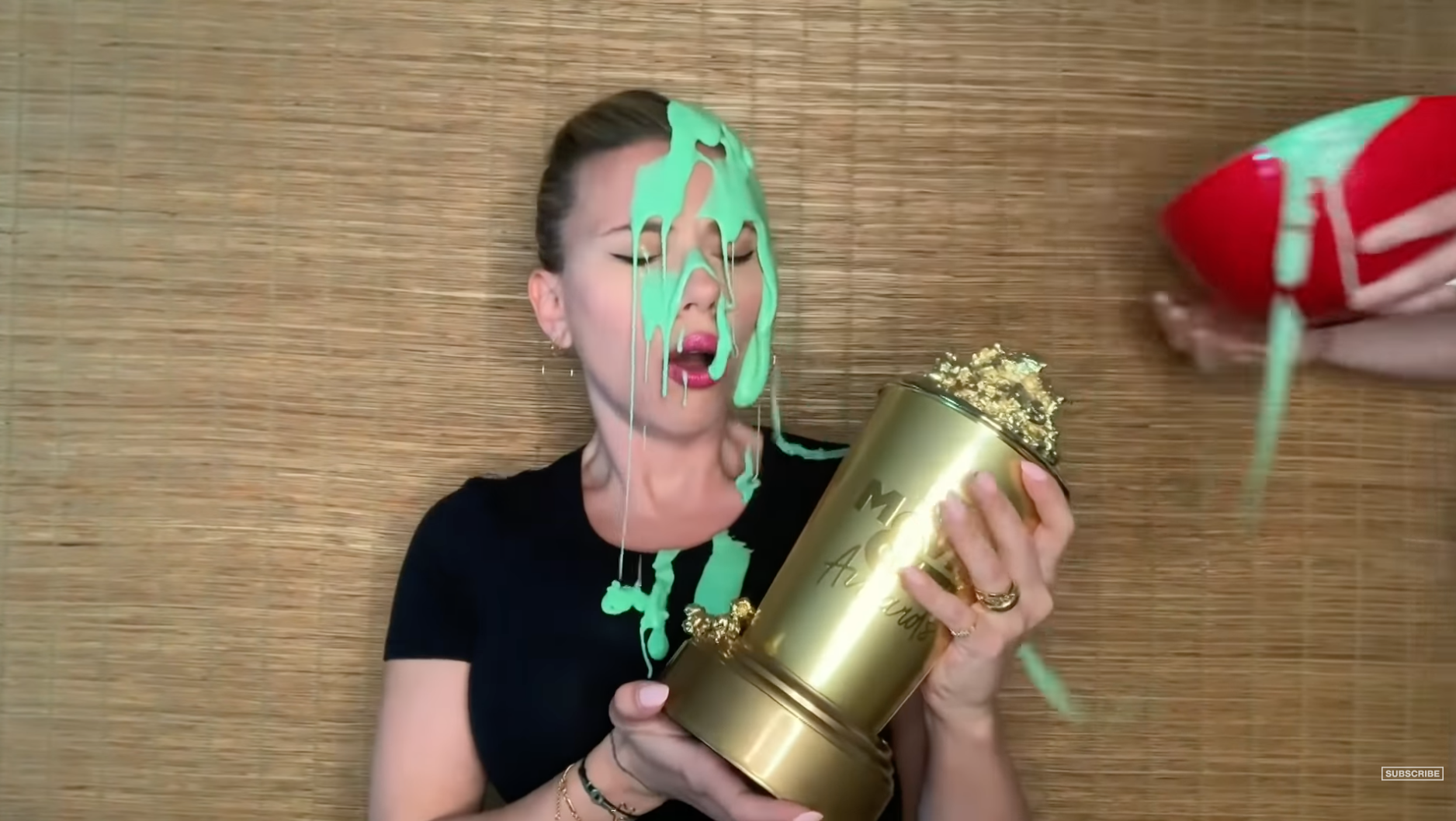 史嘉蕾喬韓森在家領獎，卻被淋一頭綠漆。（翻攝自MTV官方YouTube頻道）