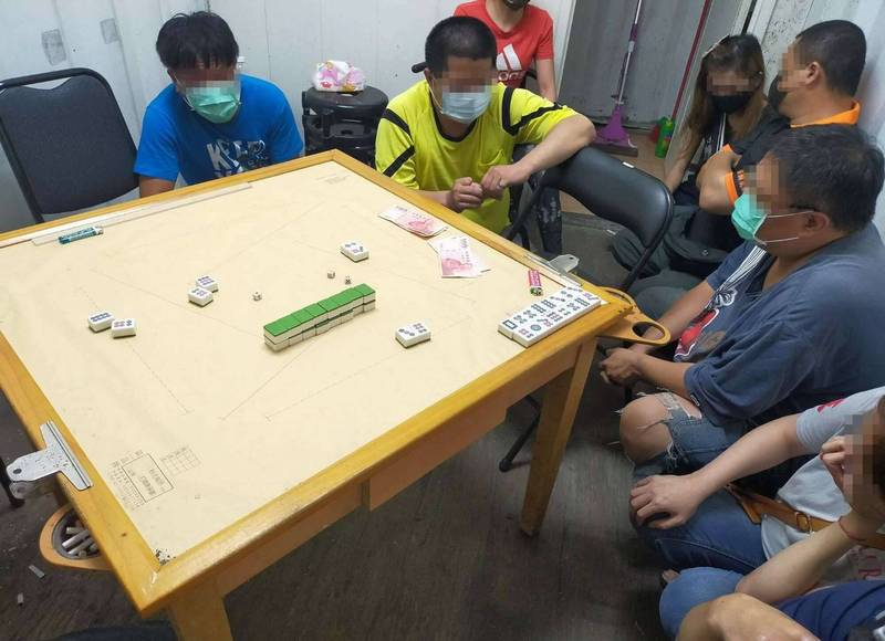 警方查扣麻將、賭資2200元,將13人全部帶回派出所偵辦。