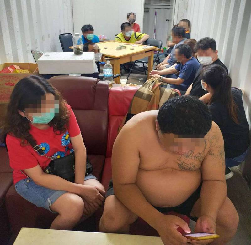 彰化市一家KTV張貼停止營業公告,暗地卻經營職業賭場,今天凌晨被警方查獲,13名男女賭客均未戴口罩。