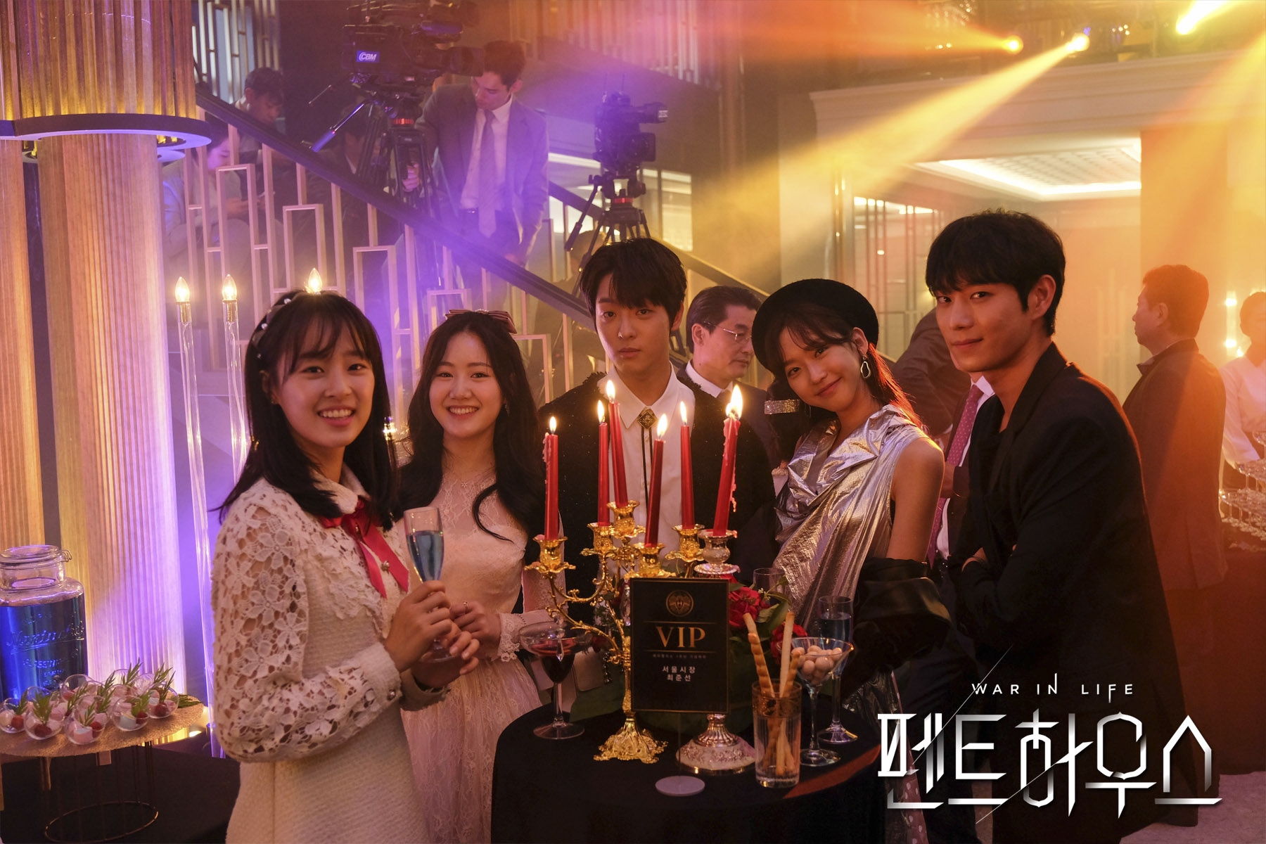 《Penthouse上流社會》中飾演上流家庭中小孩的新生代演員也人氣上漲，李旼赫（中）曝原先角色設定中他愛的是金永大（右）。（翻攝自官網）