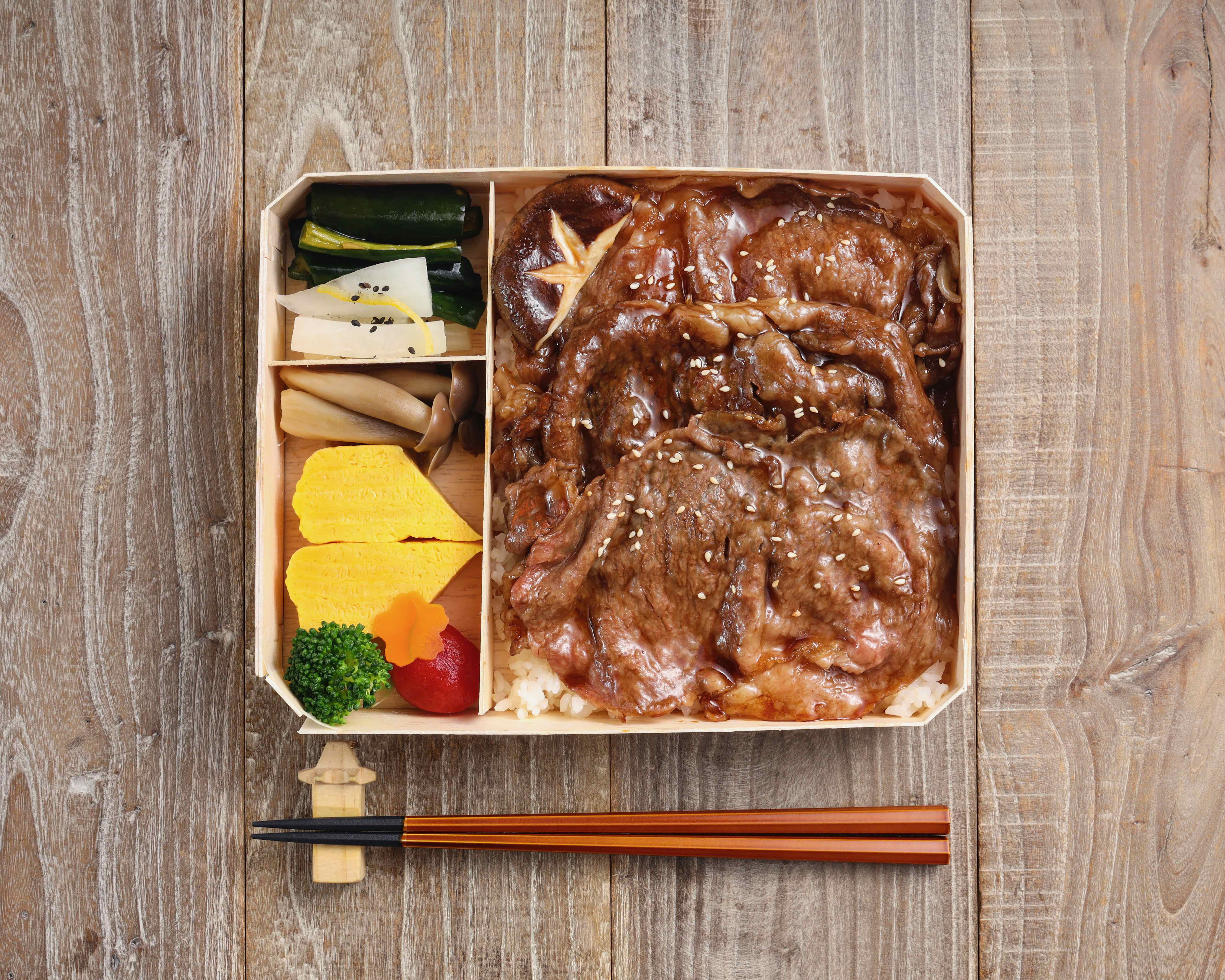 「日本A5和牛壽喜燒」肉片鋪滿便當,搭配解膩漬物。(980元/個,樂軒提供)