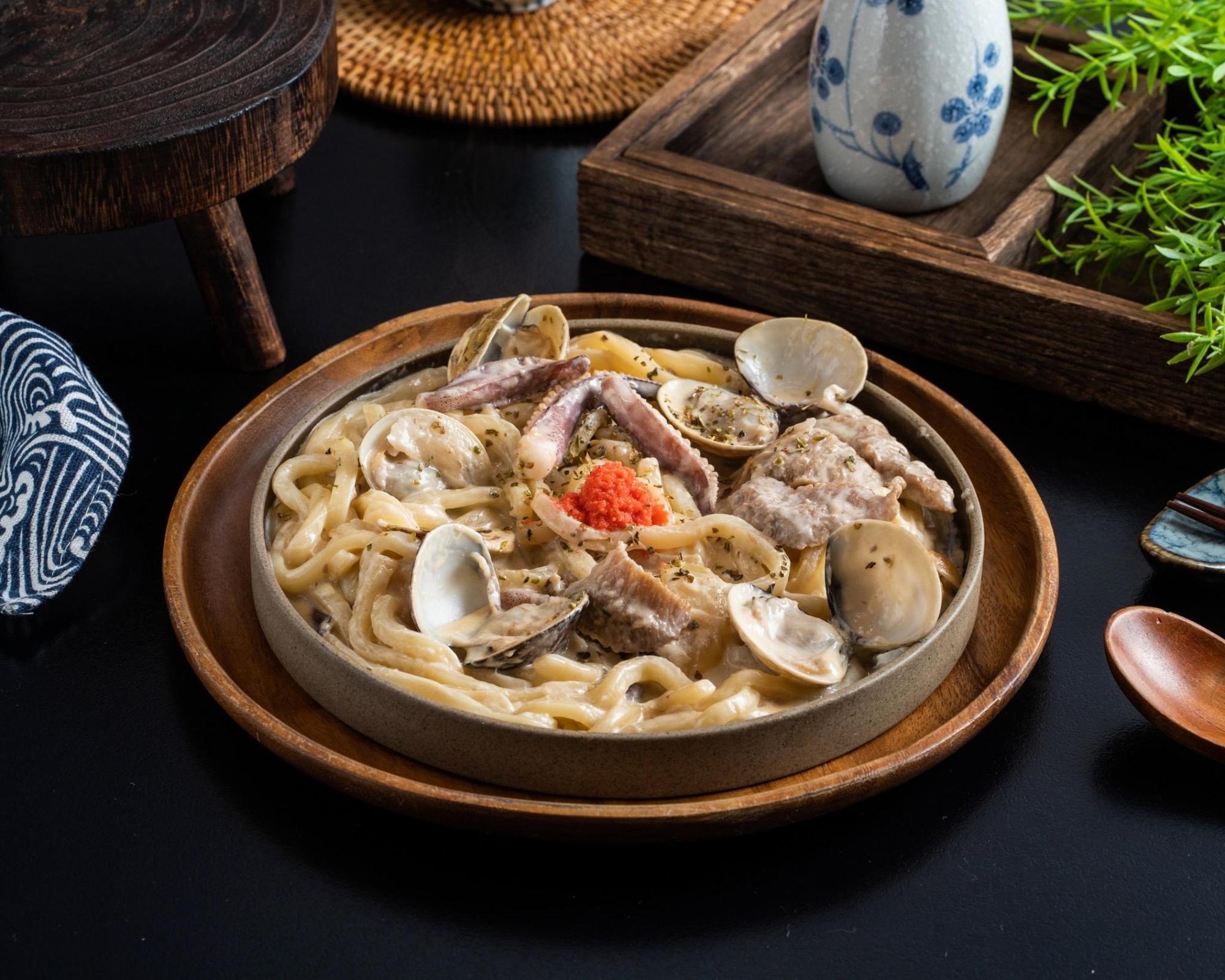 用無糖豆漿炒製的「發肉獨家白醬明太子烏龍麵」,濃郁不膩。(250元/份,Uber Eats提供)