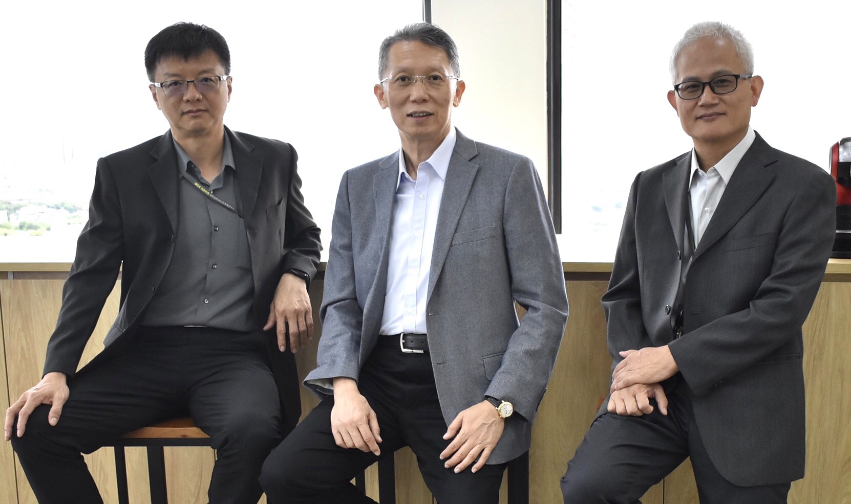 受惠於半導體大廠積極搶進先進研發製程，帶動汎銓在材料分析（MA）、故障分析（FA）良好接單動能，圖為汎銓三巨頭董事長柳紀綸（中）、圖左為廖永順營運長廖永順（左）、圖右為陳榮欽技術長陳榮欽（右）。（IR Trust提供）
