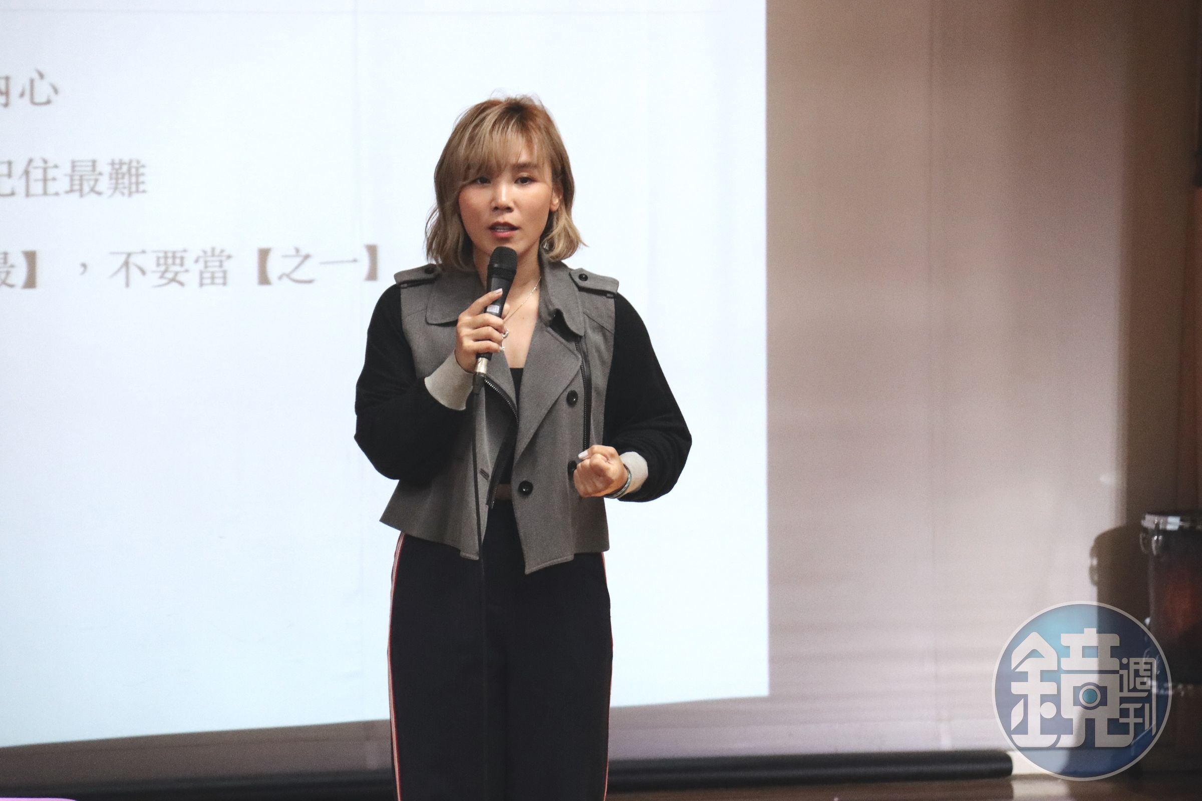 李佳薇擔任客座導師，怕內容不精彩，台下學生打瞌睡。（台南應用科技大學提供）