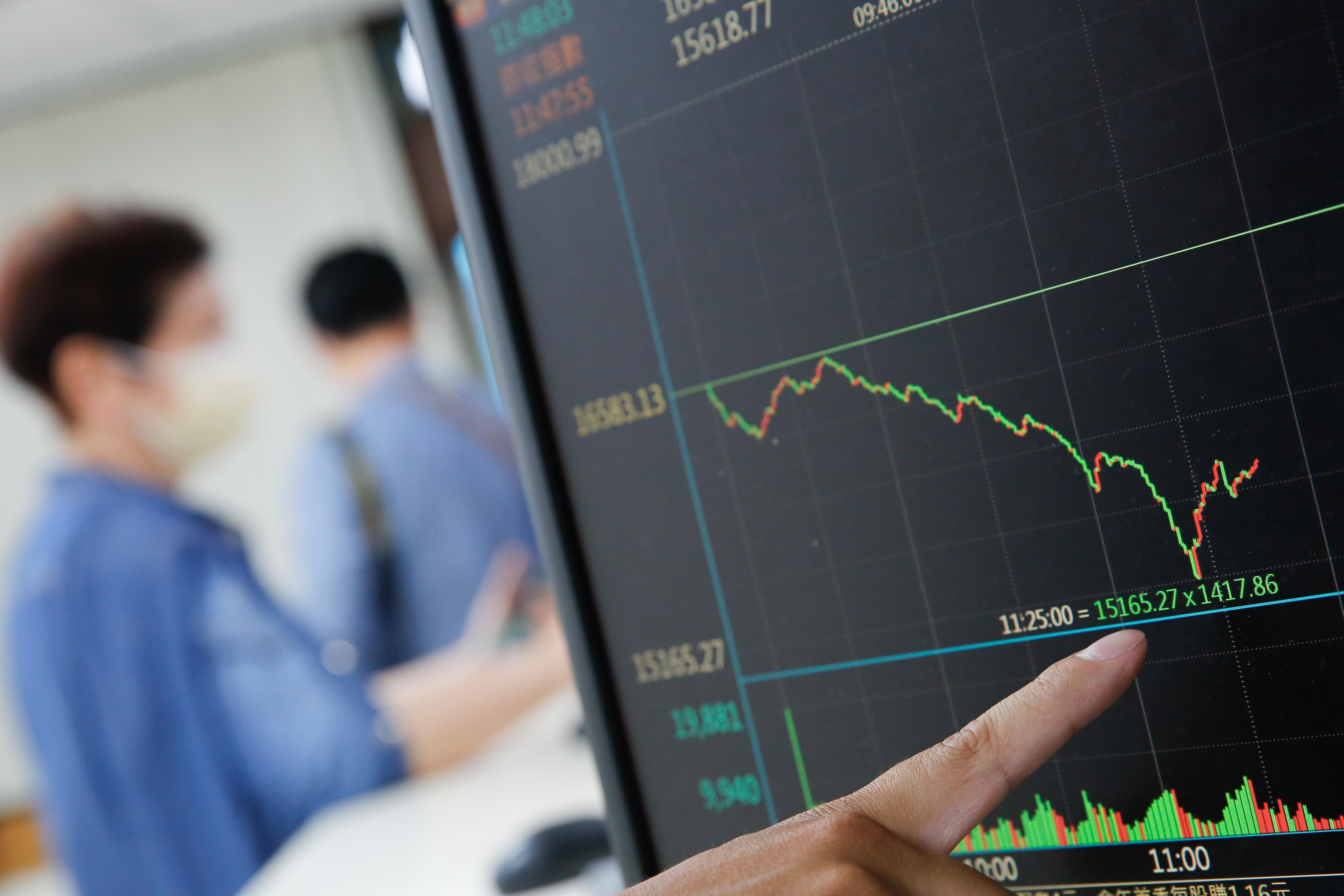 上週台股受本土疫情擴大出現一片慘綠，更出現盤中崩跌1418點的慘況。