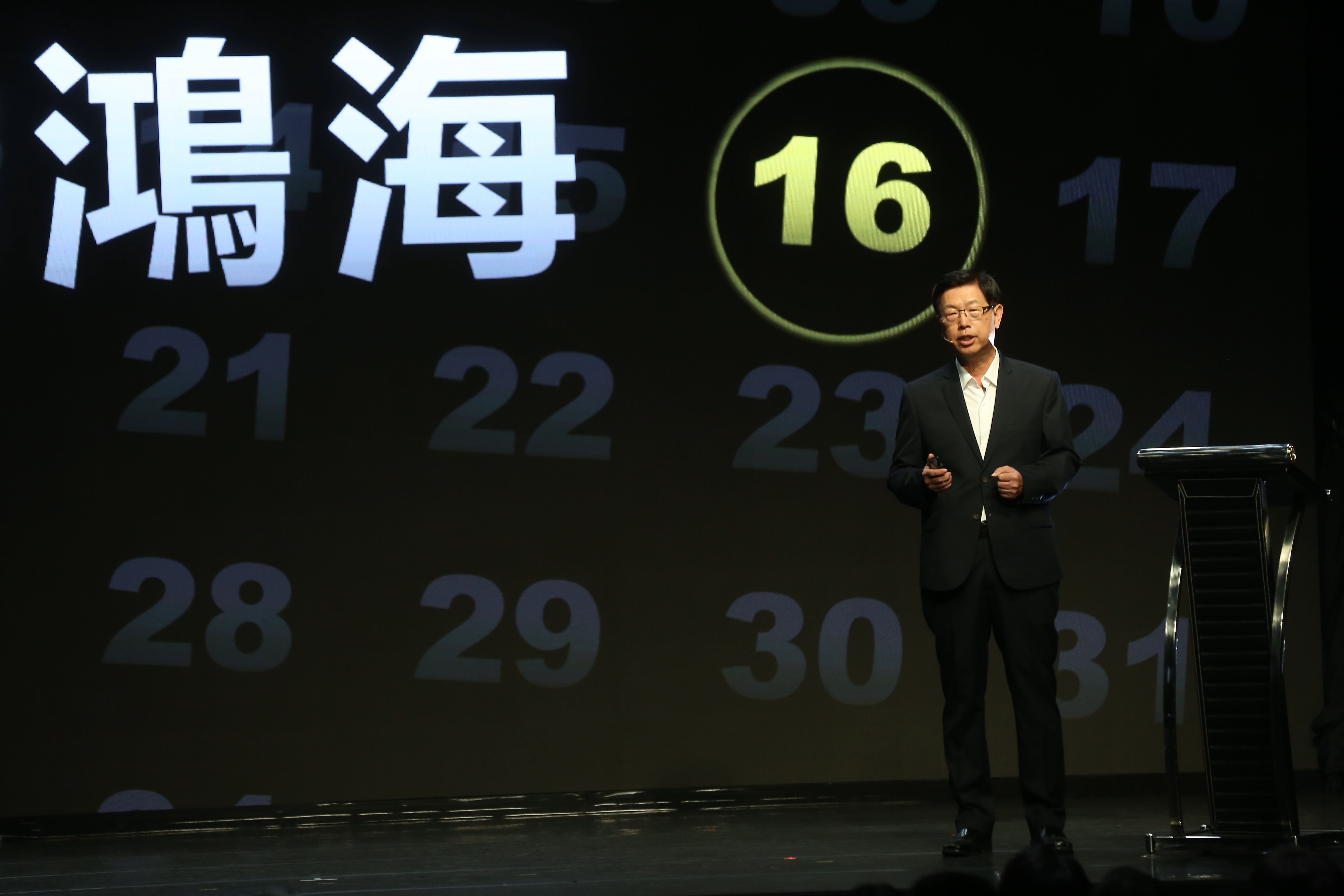 鴻海終獲一線車商青睞，明天將與車廠Stellantis宣布策略聯盟，據傳董事長劉揚偉中間花了相當大的力氣。