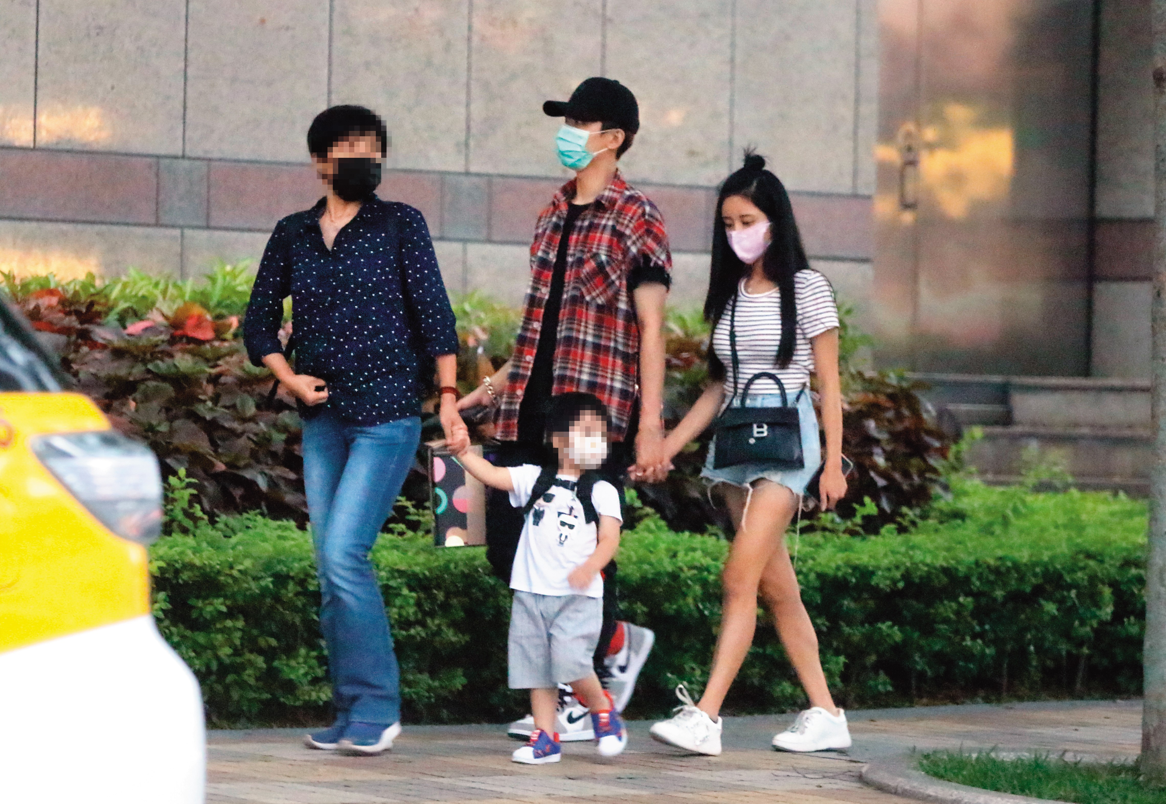 5月12日18：08，劉母牽著孫子走在前面，李默唯（後排左）和劉玳妍（後排右）緊跟在後，兩人不禁牽起小手。