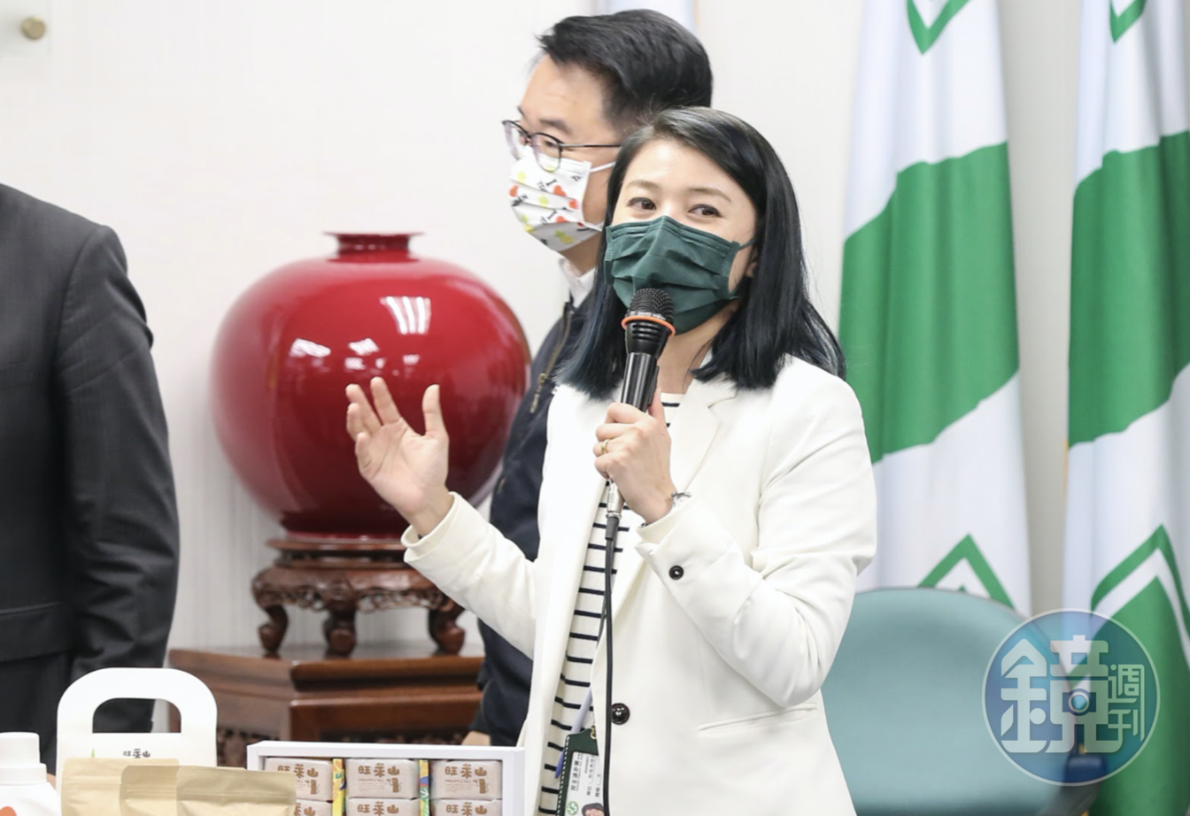 雙北疫情升至第三級警戒，民進黨發言人顏若芳表示，每週三中常會將改採線上視訊會議方式進行。