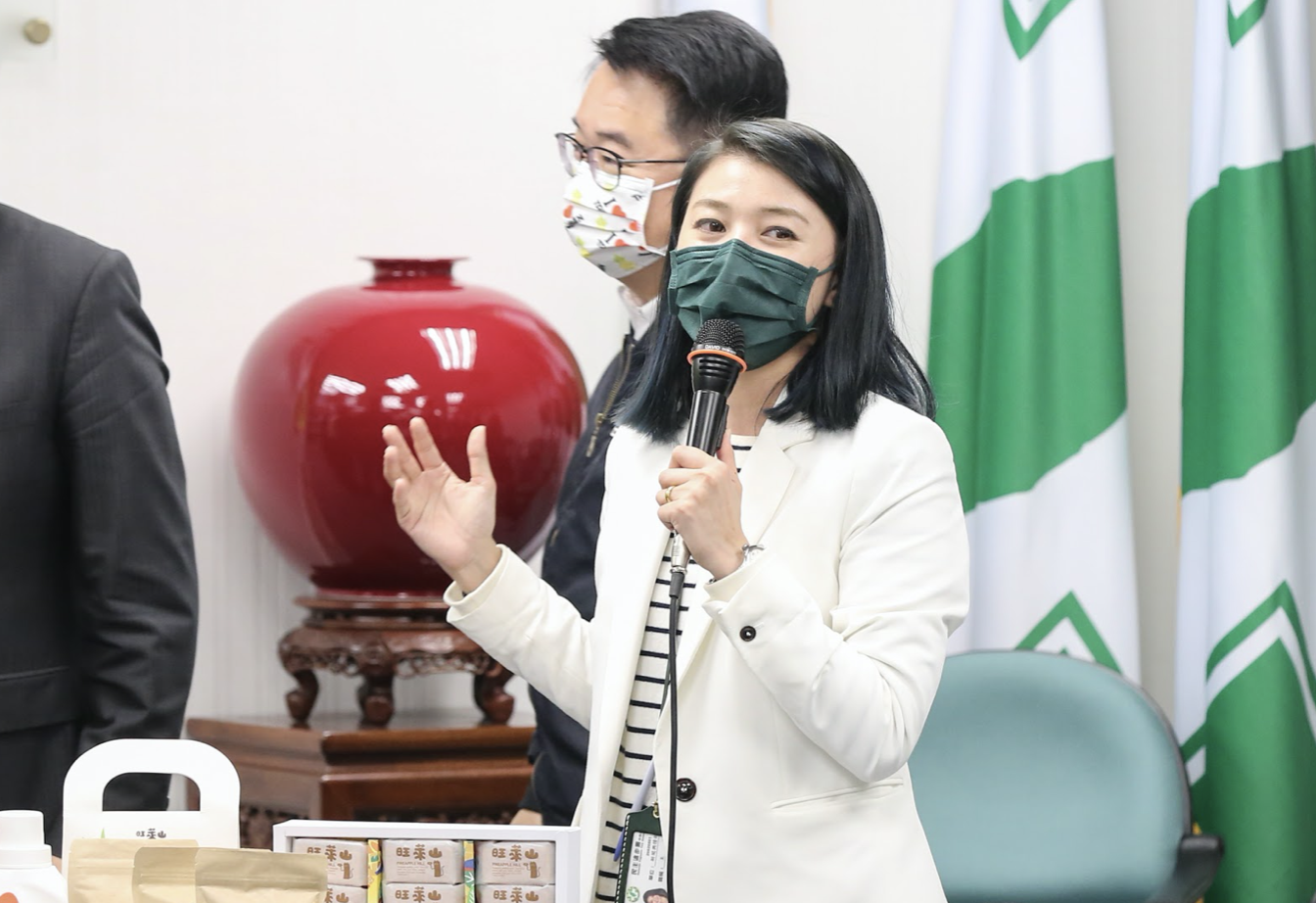 雙北疫情升至第三級警戒，民進黨發言人顏若芳表示，每週三中常會將改採線上視訊會議方式進行。