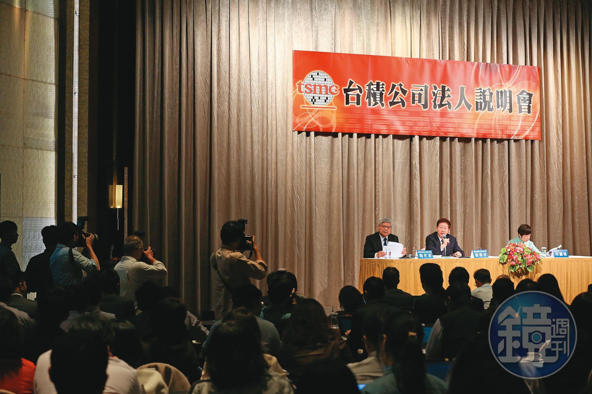 台股重挫,投資人臉綠,專家直言護國神山台積電能否回漲,是台股反彈的重要指標。