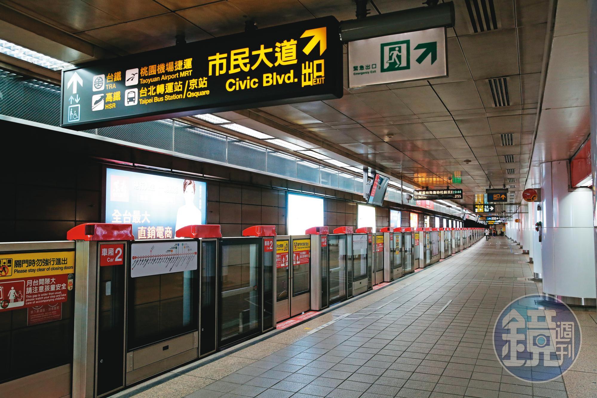 雙北宣布三級警戒,讓市民減少戶外活動,過去人潮滿滿的台北捷運空無一人。
