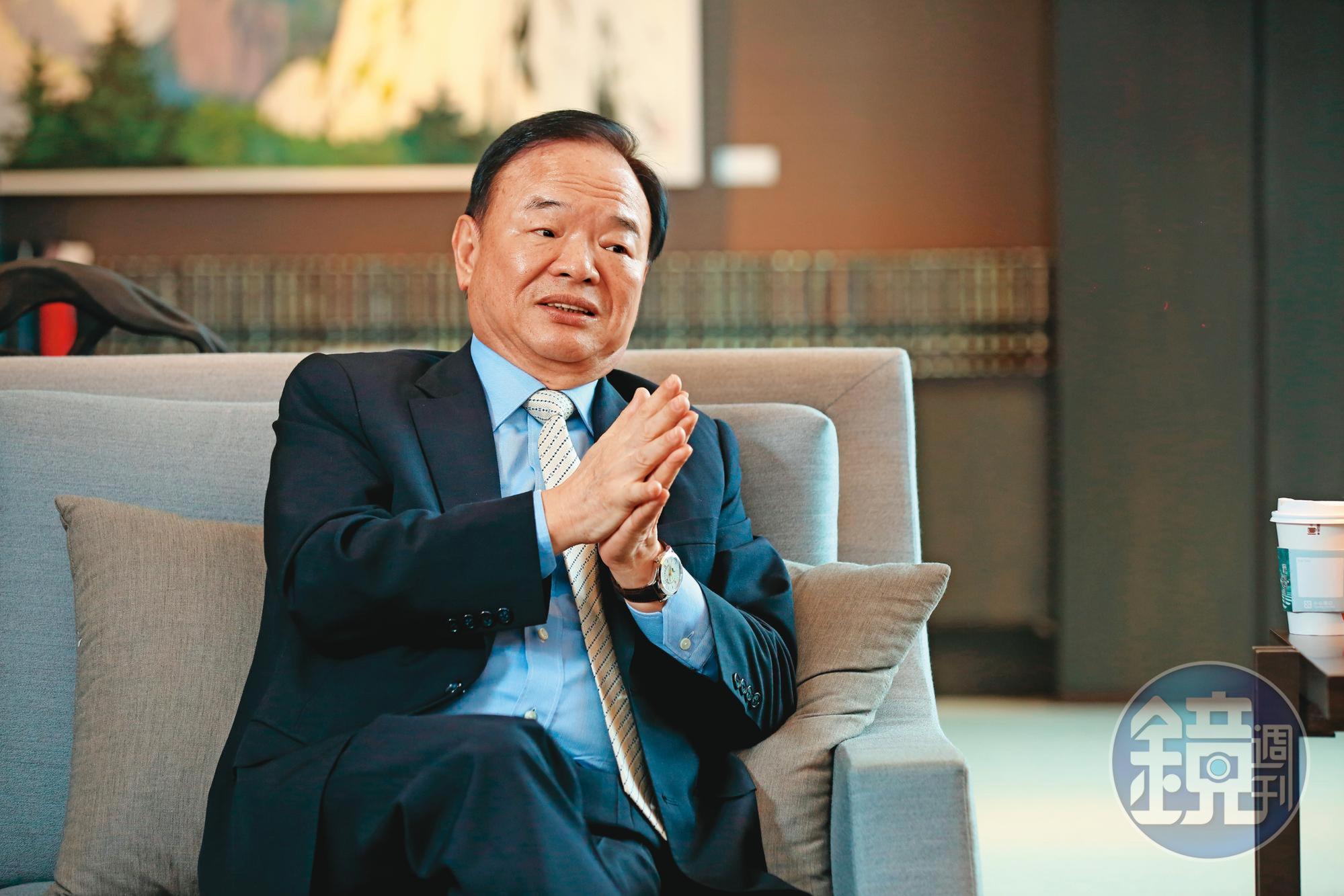 本土疫情擴大,民眾瘋狂搶購物資,讓全聯近日業績暴增,董事長林敏雄希望疫情可以儘快被控制住。