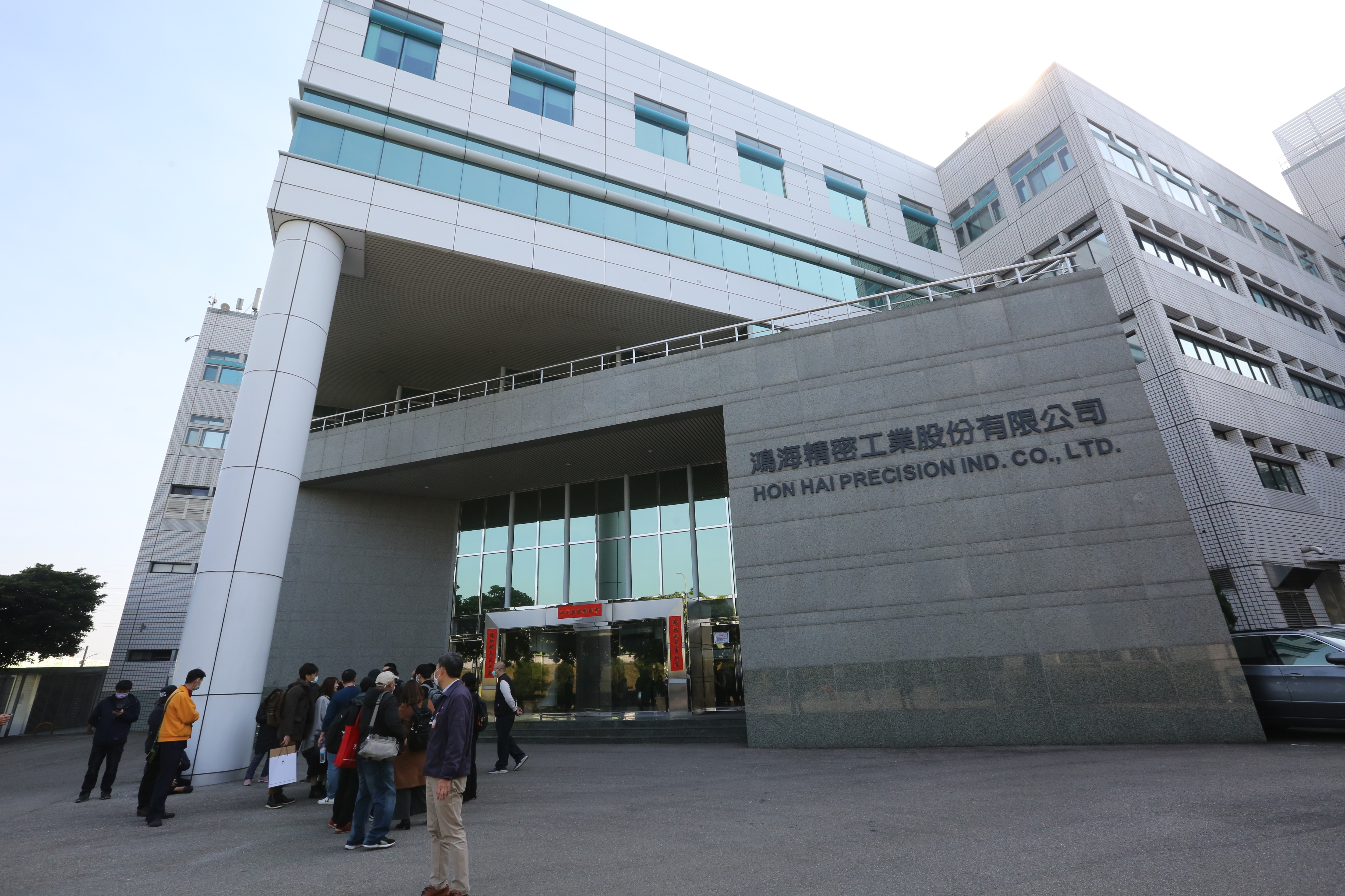 鴻海全面啟動樓層分層分流網格化管理，採分組、分區上班管制或居家上班管制。