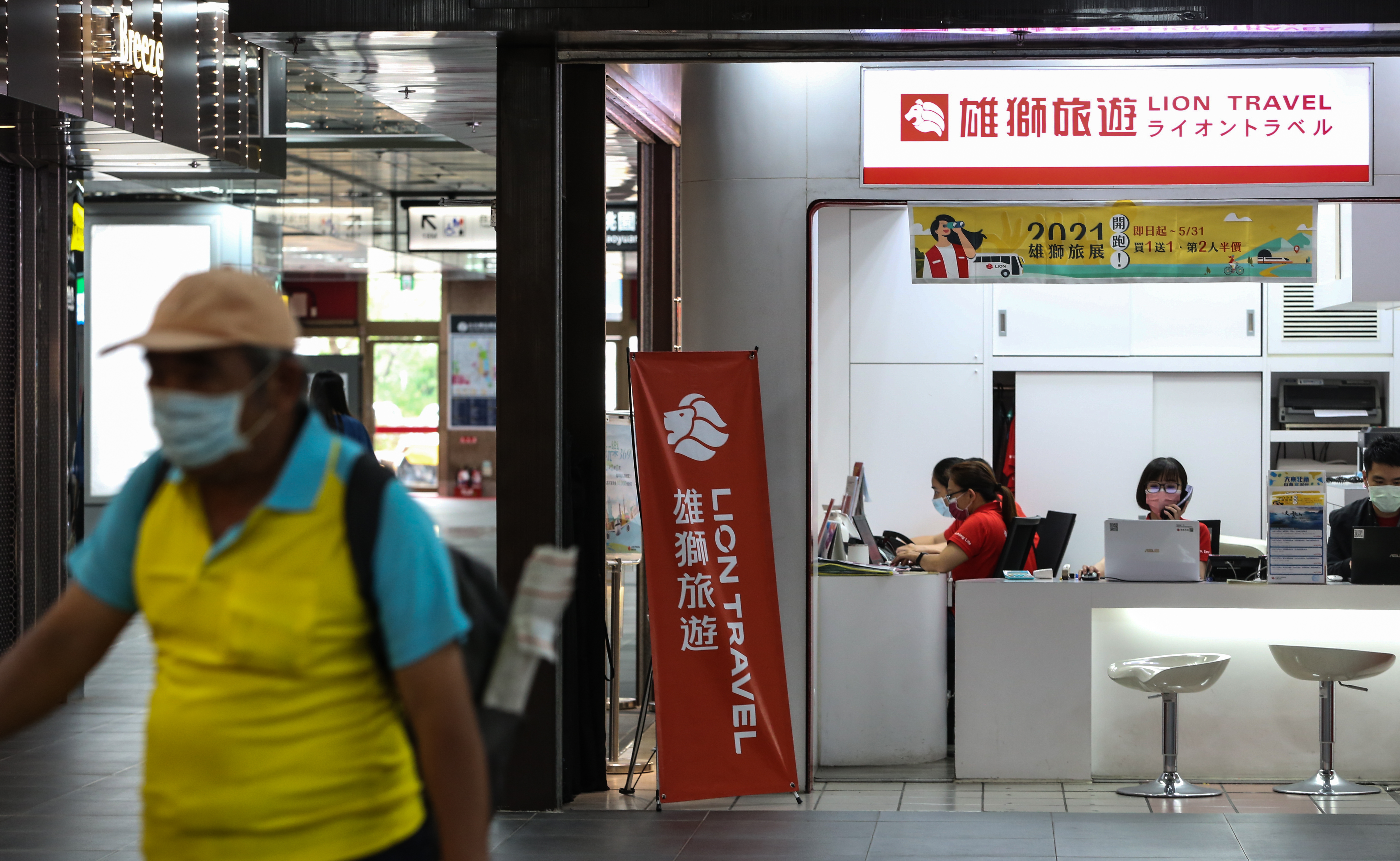 國內疫情升溫，旅遊業者彷彿受到致命一擊。