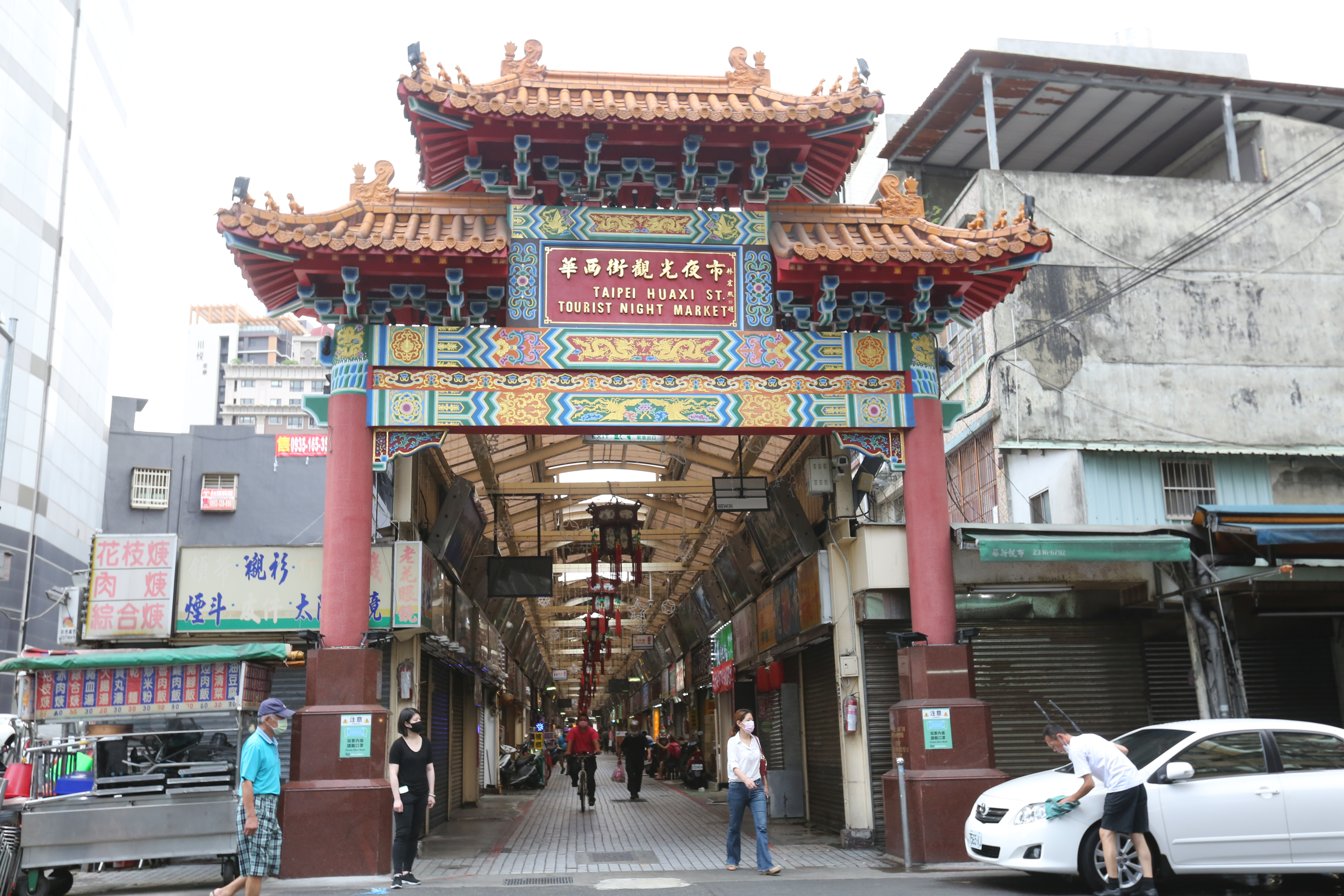 受疫情衝擊，不少餐廳都空蕩蕩，就連平日人來人往的夜市也大受影響。