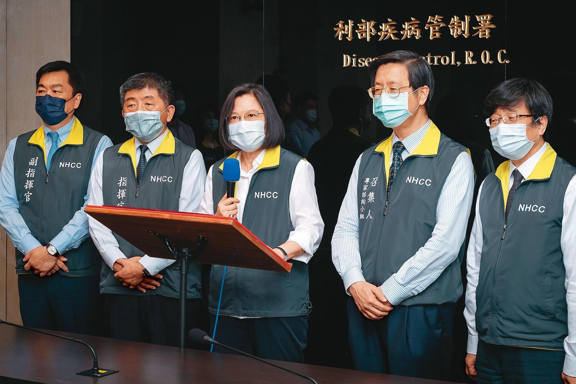 本土感染大爆發，政府朝熱區快篩、分流降載、圍堵減災3面作戰計畫抗疫。