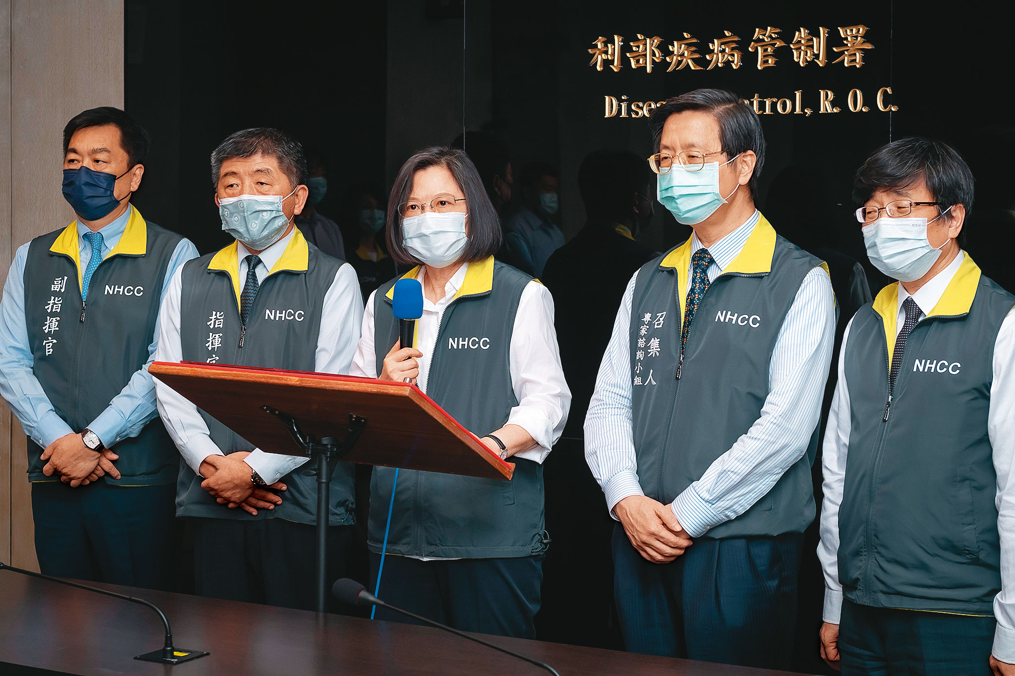 本土感染大爆發，政府朝熱區快篩、分流降載、圍堵減災3面作戰計畫抗疫。