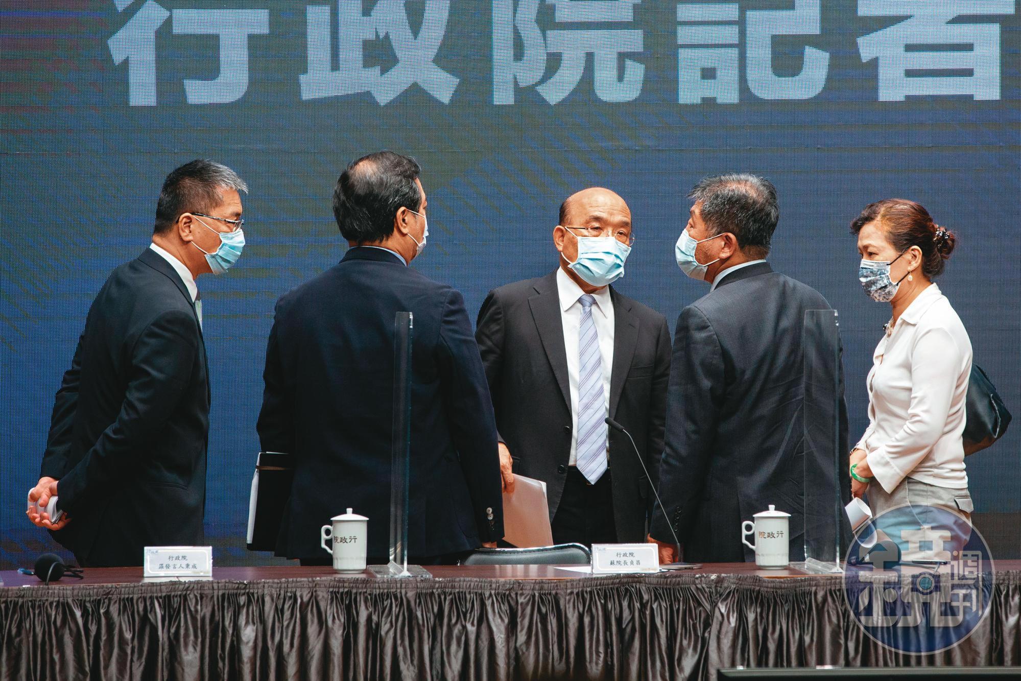 社區感染疫情嚴峻，行政院長蘇貞昌15日與中央流行疫情指揮中心指揮官陳時中等官員合體宣布，雙北市當天立即升級三級警戒。