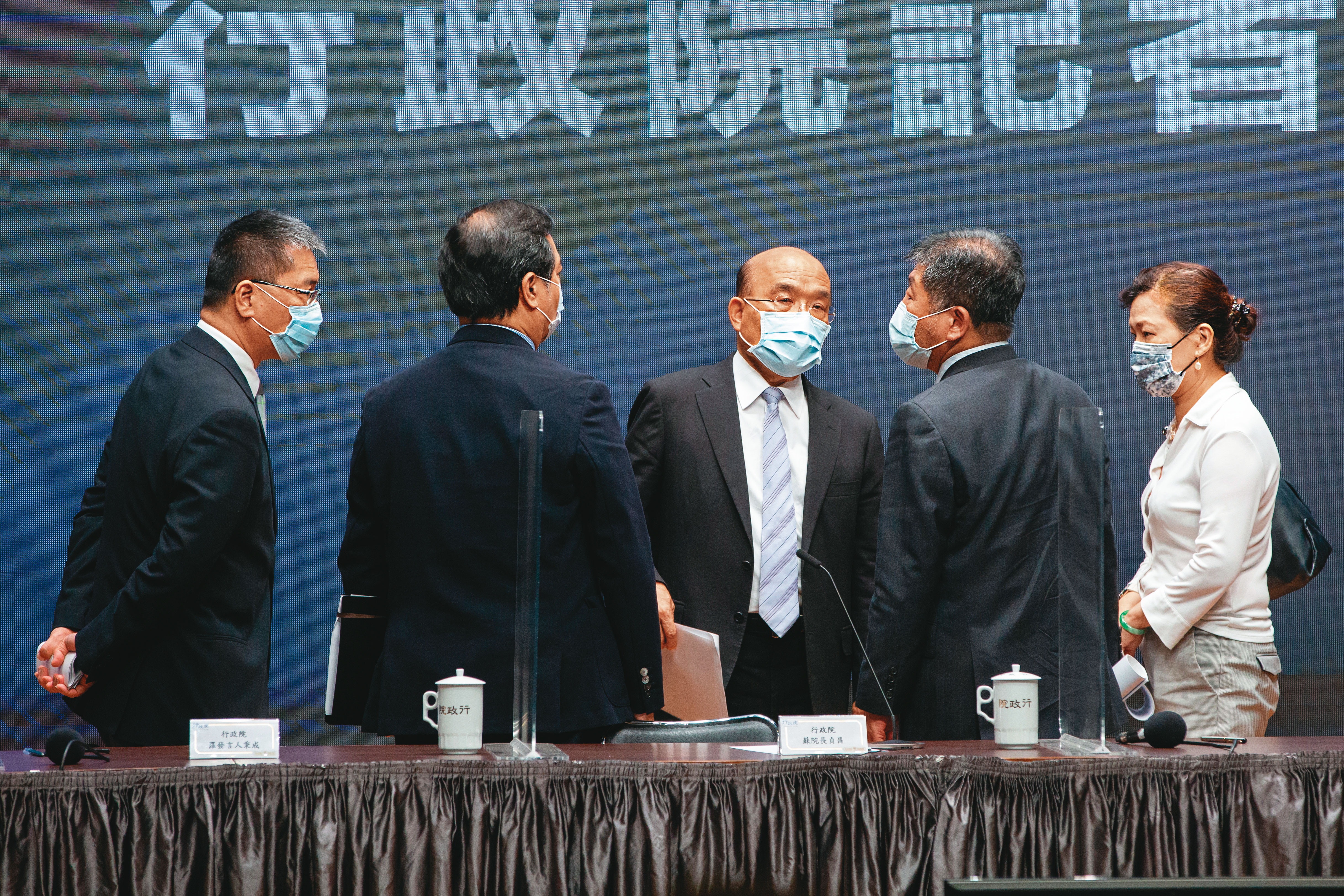 社區感染疫情嚴峻，行政院長蘇貞昌15日與中央流行疫情指揮中心指揮官陳時中等官員合體宣布，雙北市當天立即升級三級警戒。