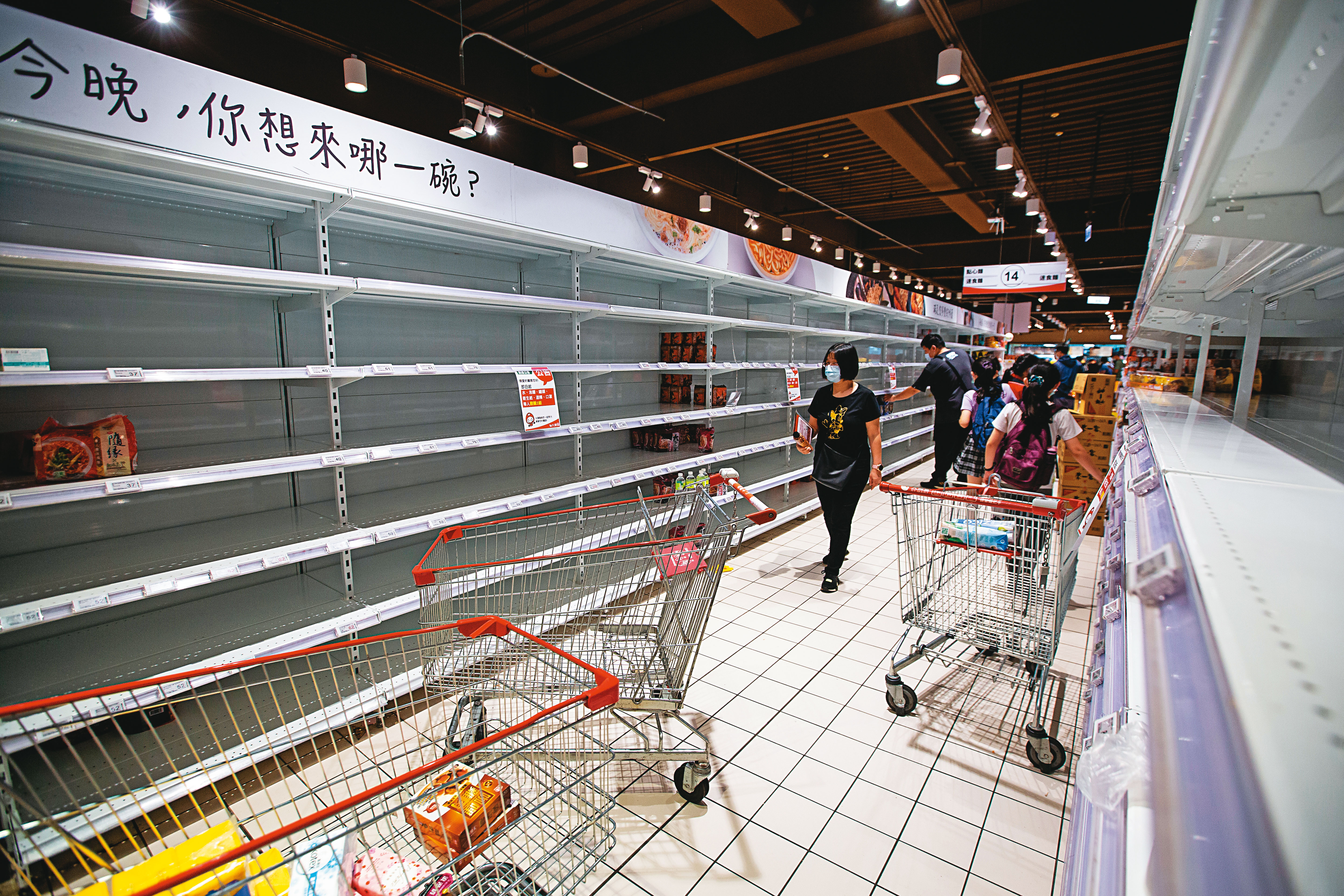 雙北升級三級警戒，北市一家大型量販店湧現囤貨潮，但政府強調防疫與民生物資非常足夠，不需要搶購。