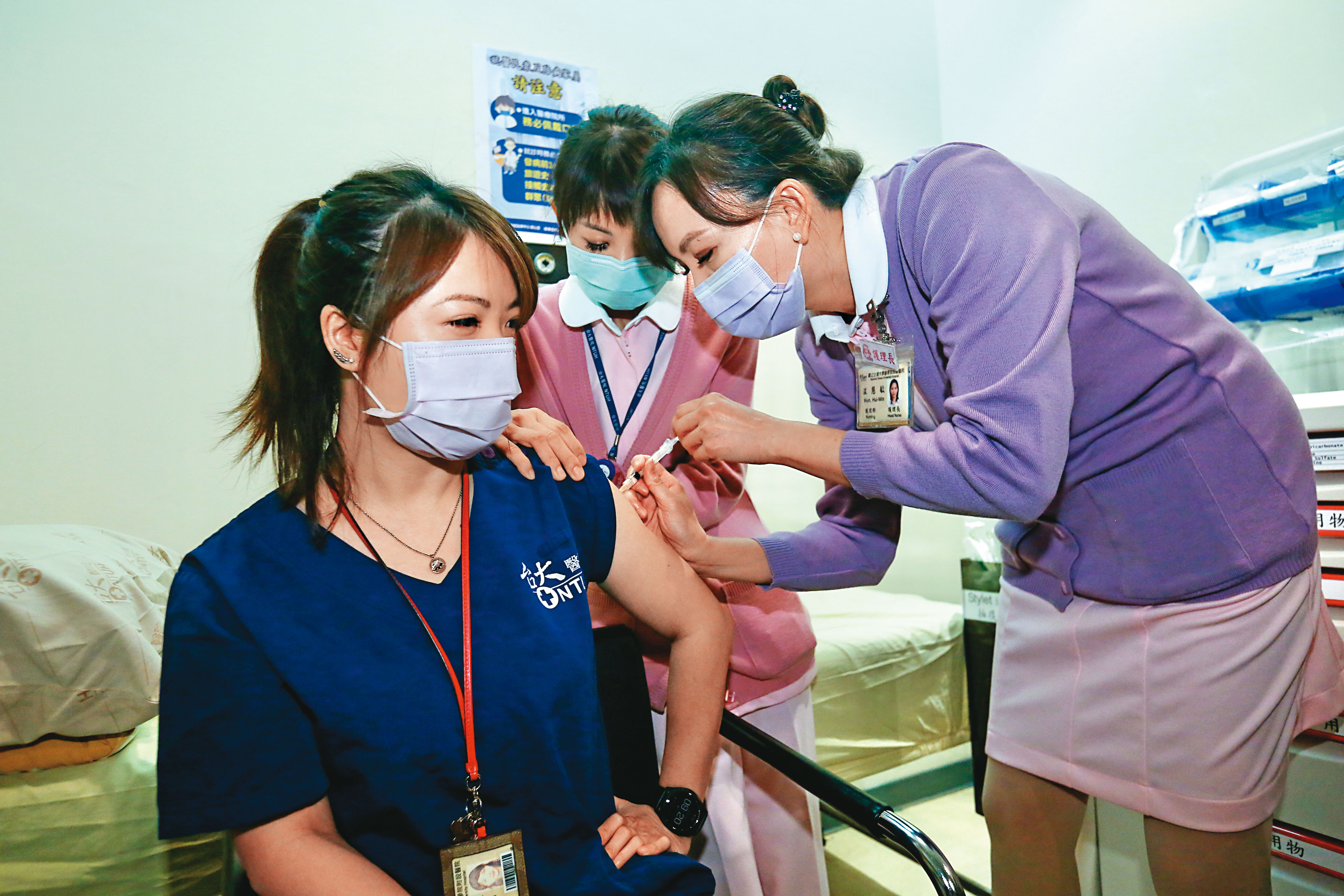 政府力守抗疫關鍵30天，直至6月中、下一批AZ疫苗到位，才能接續7月底國產疫苗全面開打。