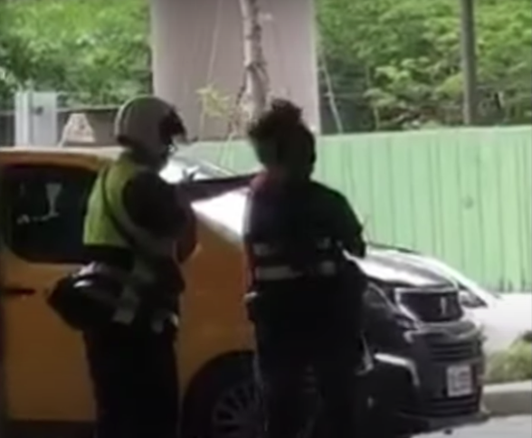 男子遭警方帶走後，還跟警方發生口角。（翻攝爆料公社臉書）
