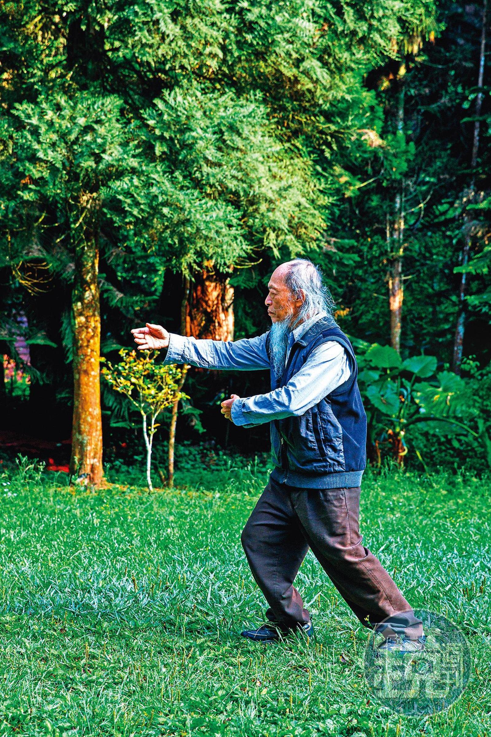 陳章波老師示範觸覺波動與太極拳。