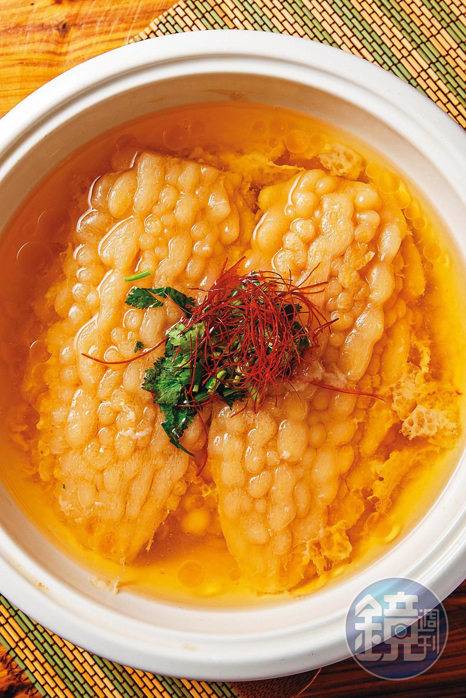 費工的「苦瓜封」,湯頭清澈爽口。(4,000元桌菜菜色)