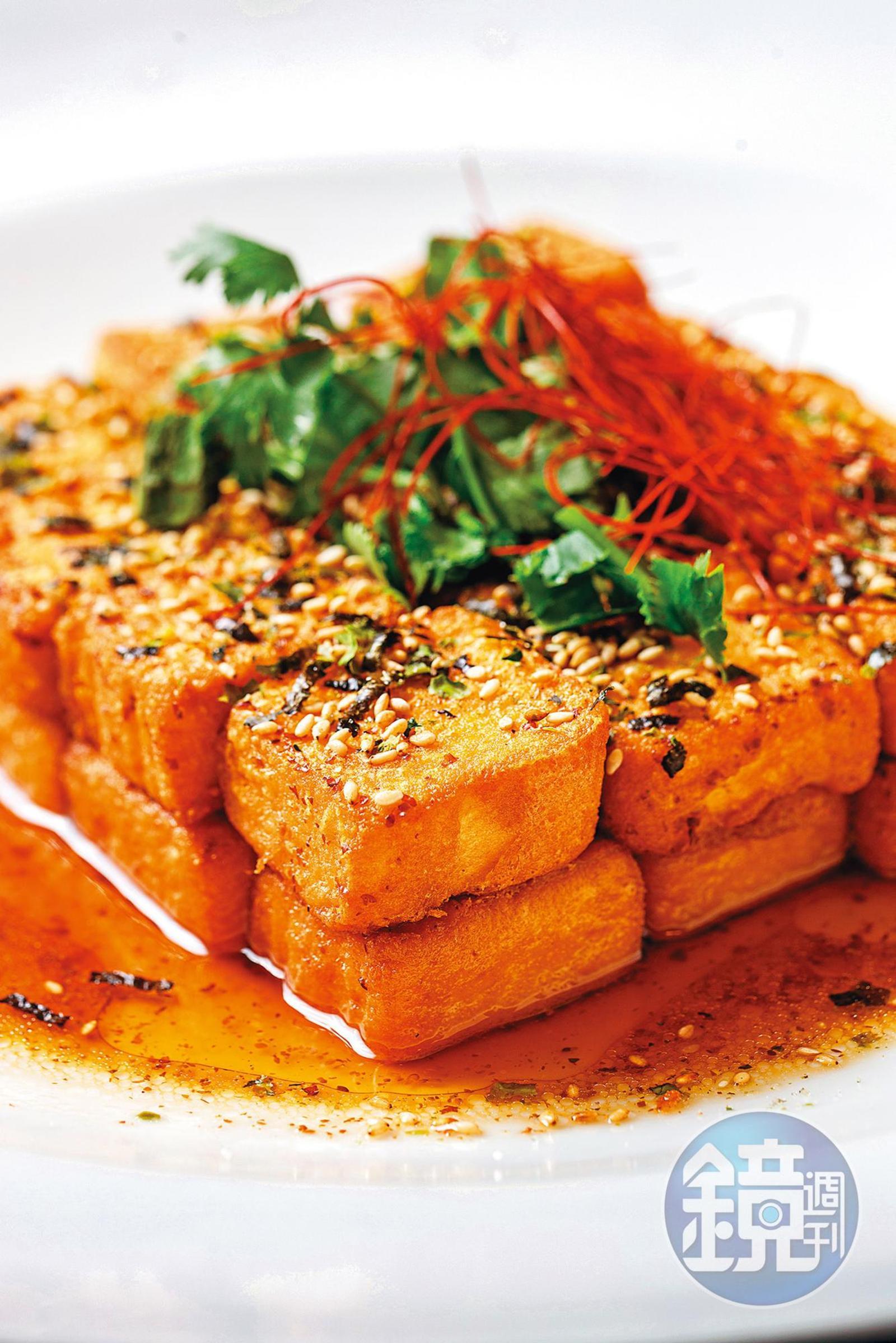 主廚特製的「和風豆腐」,淋上酸酸甜甜的梅醬,十分開胃。(4,000元桌菜菜色)