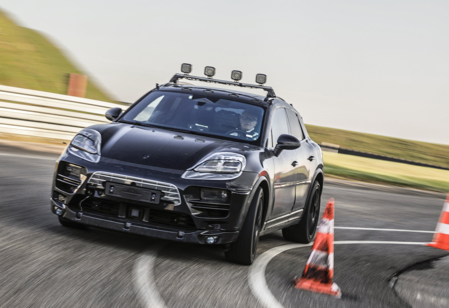 【原型車測試中】虛擬與真實同步進行！保時捷純電Macan 