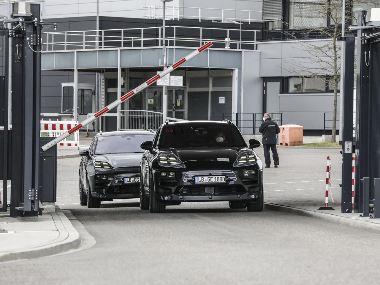 新一代的純電Macan原型車將全副武裝偽裝上路，展開第一次道路測試。