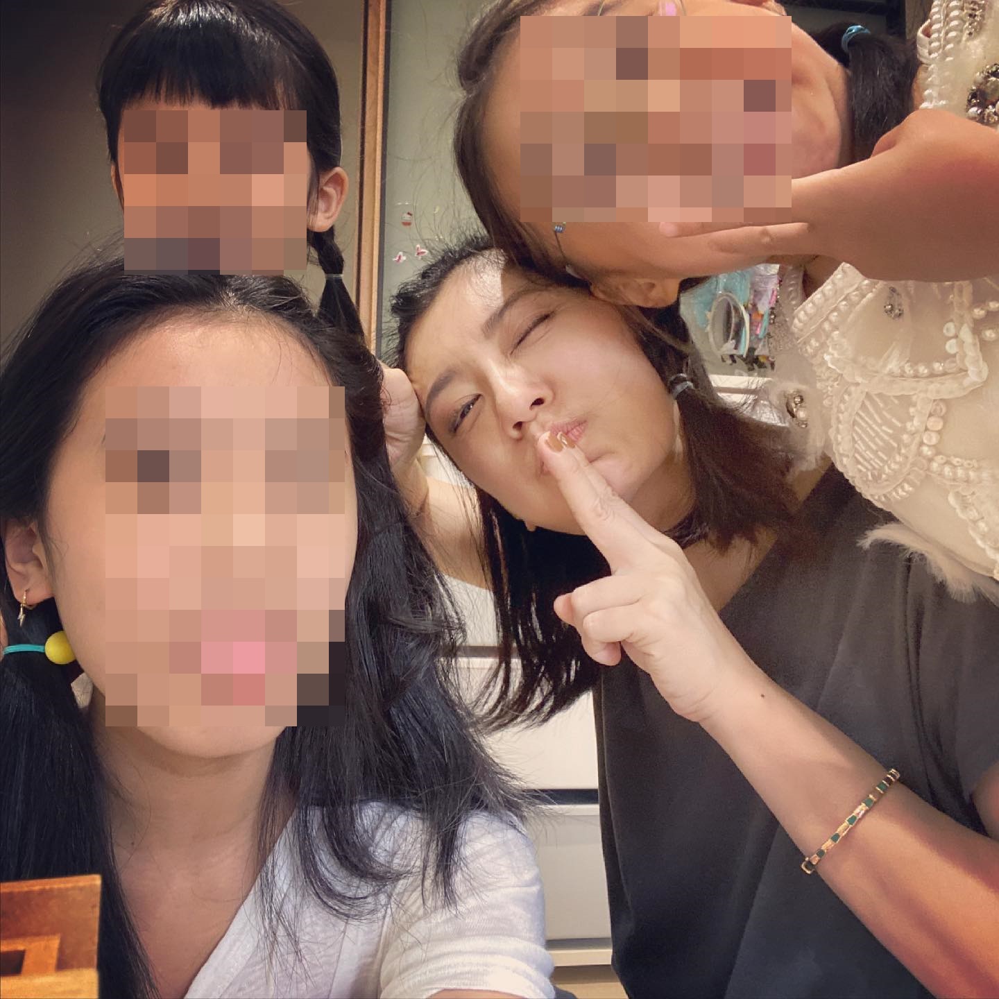 賈靜雯和女兒們合照,被說是4姊妹。(翻攝自賈靜雯IG)