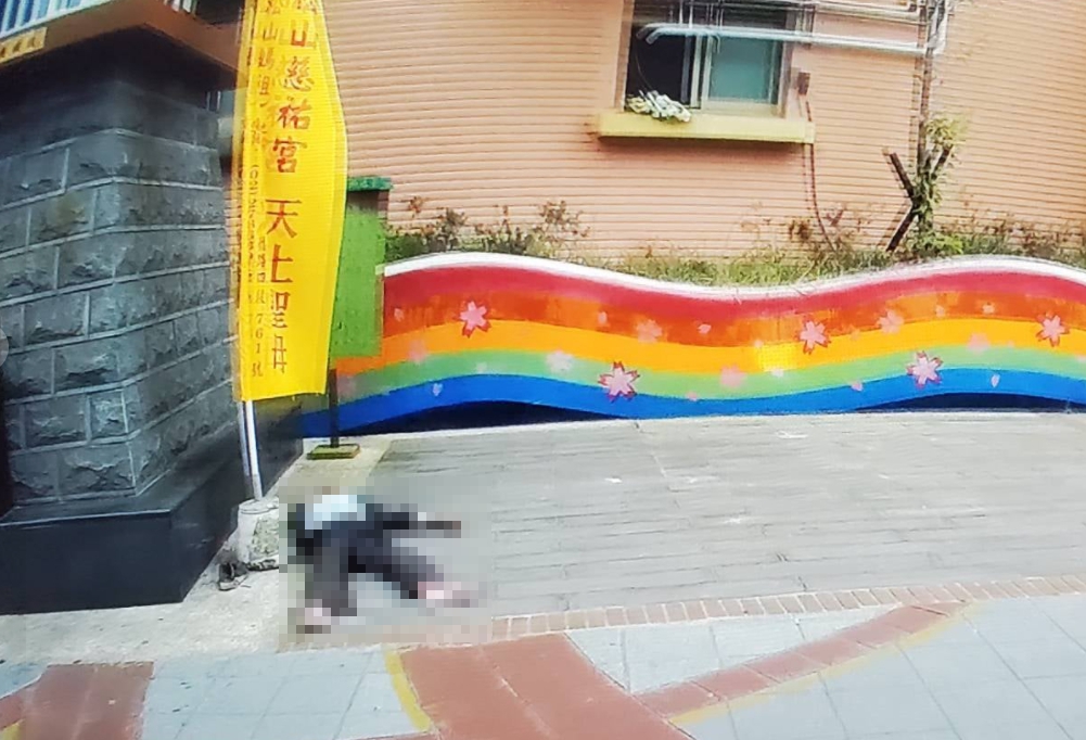 松山慈祐宮前有遊民發燒路倒、送醫不治，醫院採檢結果出爐。（翻攝自秦慧珠臉書）