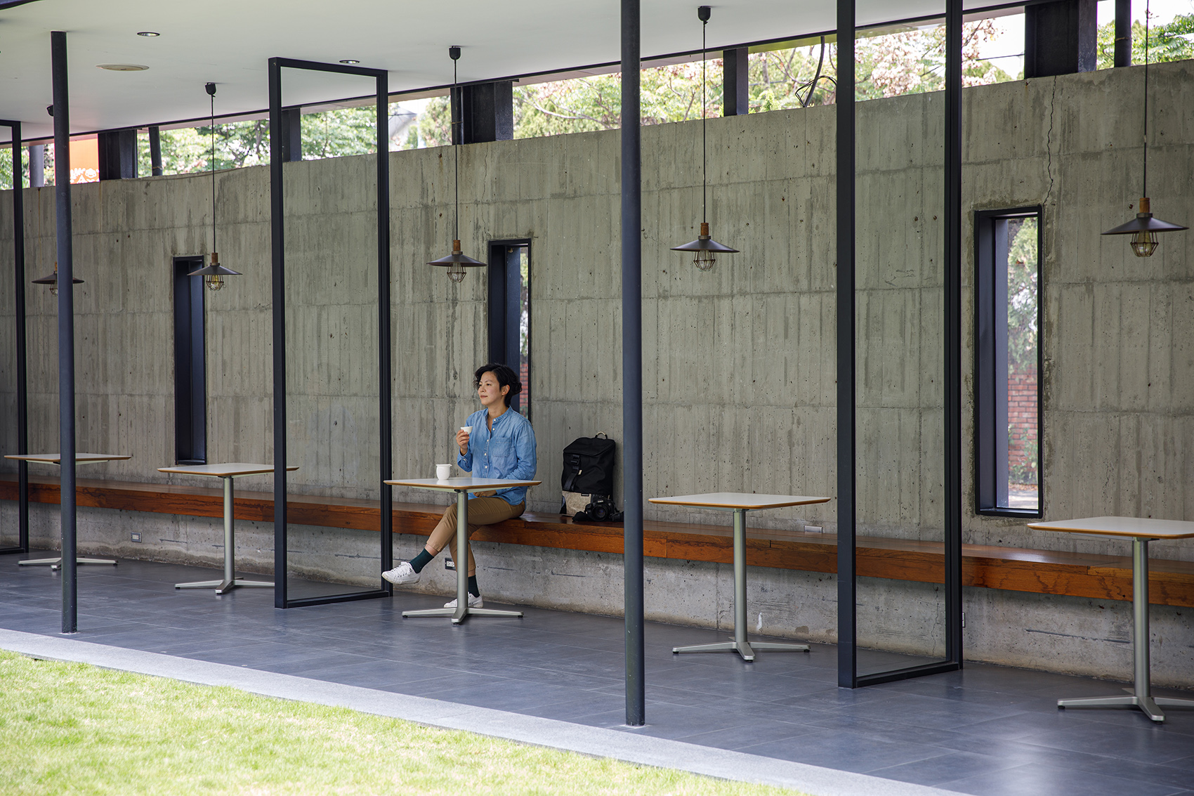 「遊山茶訪」提供許多舒適優雅的空間，不論在室內或戶外空間品茶，都各有一番風情。