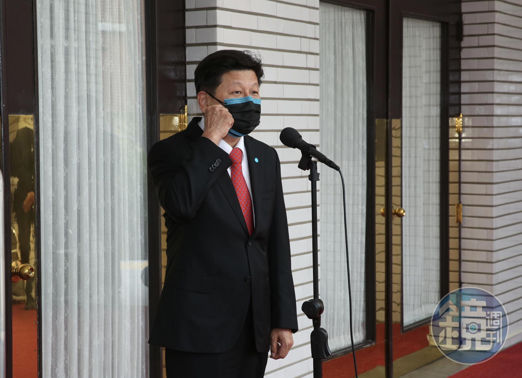 傅崐萁假釋後首度現身立法院舉行記者會,第一句話就說:「傅崐萁回來了!」