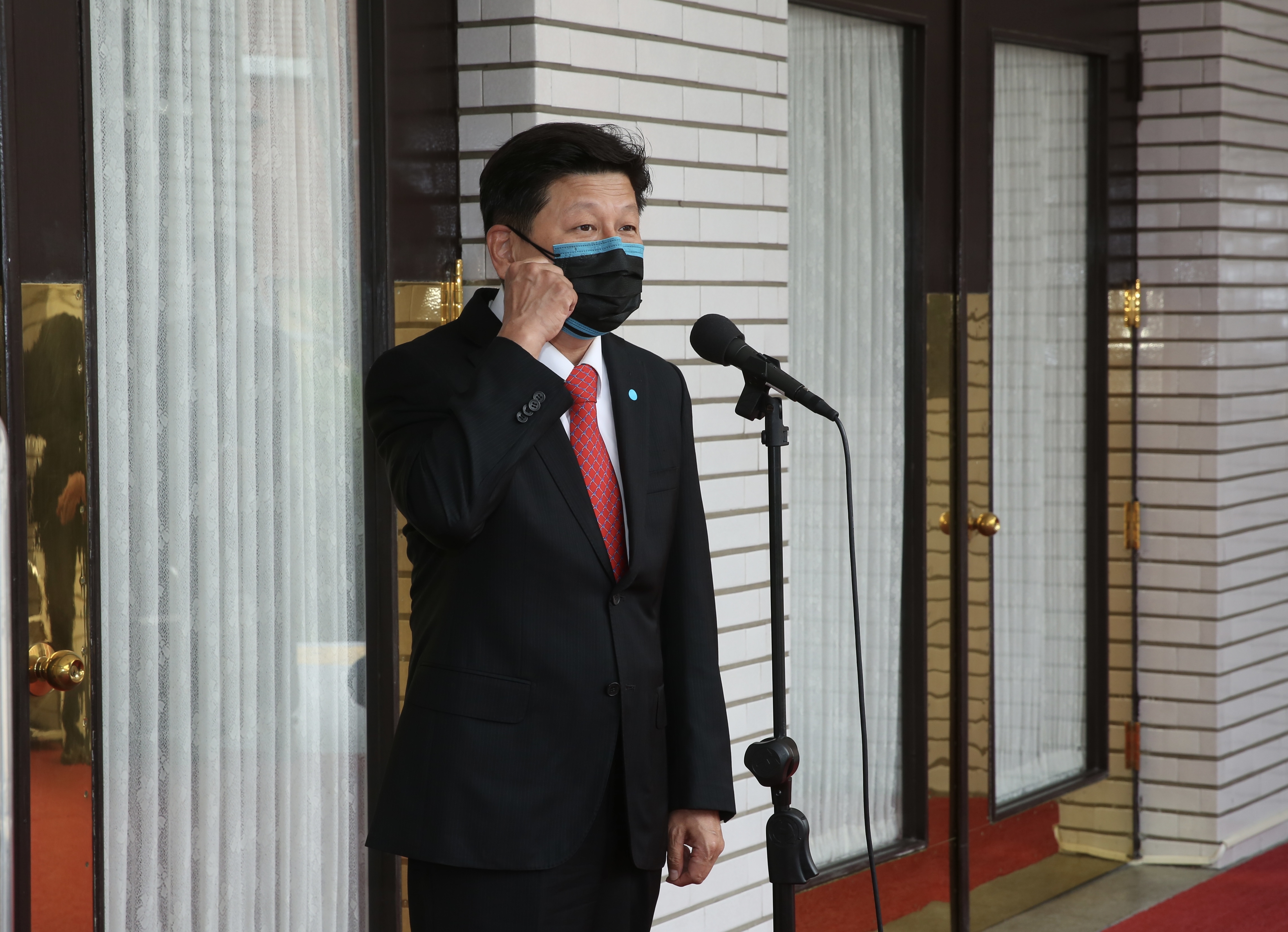 傅崐萁假釋後首度現身立法院舉行記者會，第一句話就說：「傅崐萁回來了！」