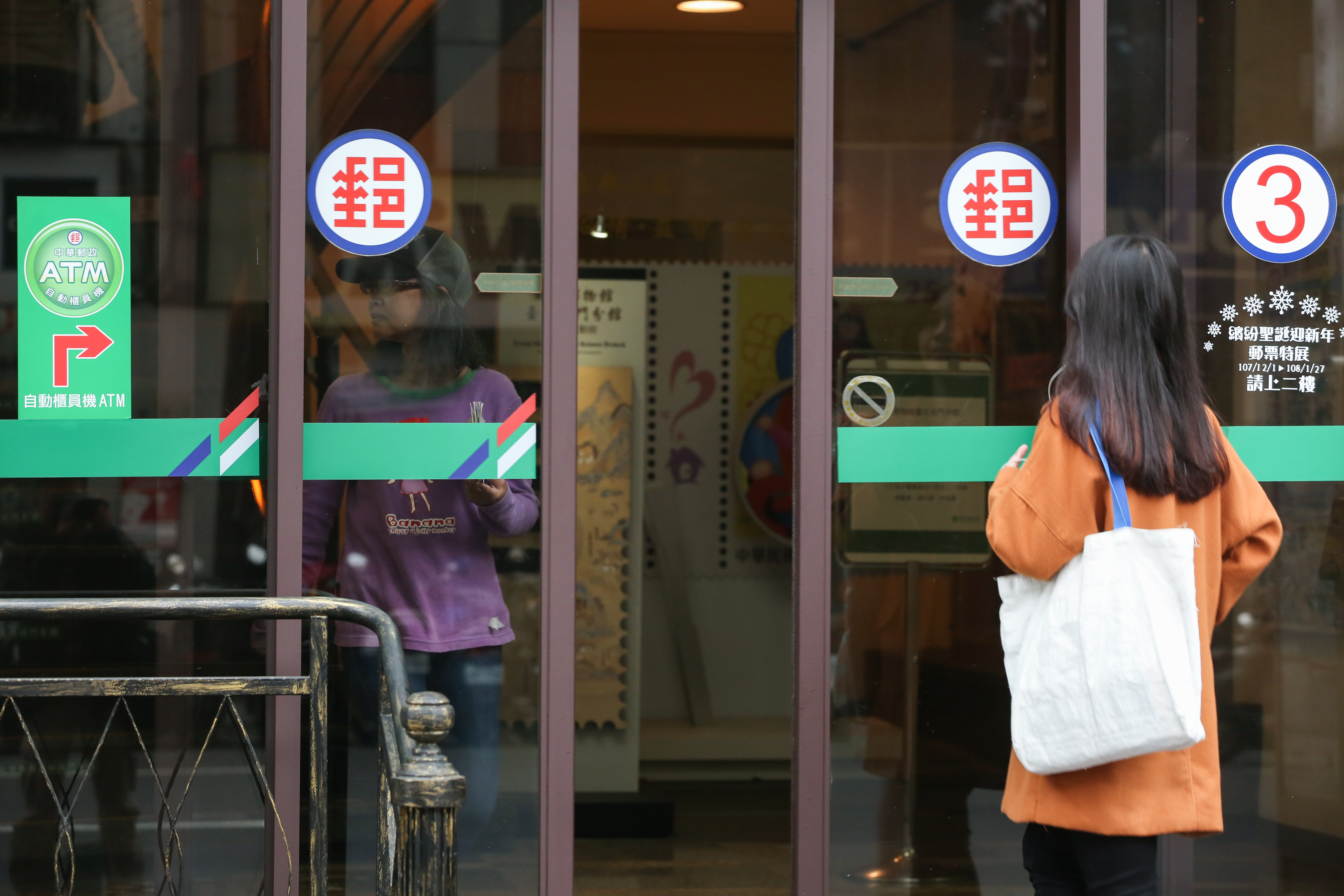 中華郵政16日證實一名員工快篩為陽性；示意圖，非當事郵局。（本刊資料照）