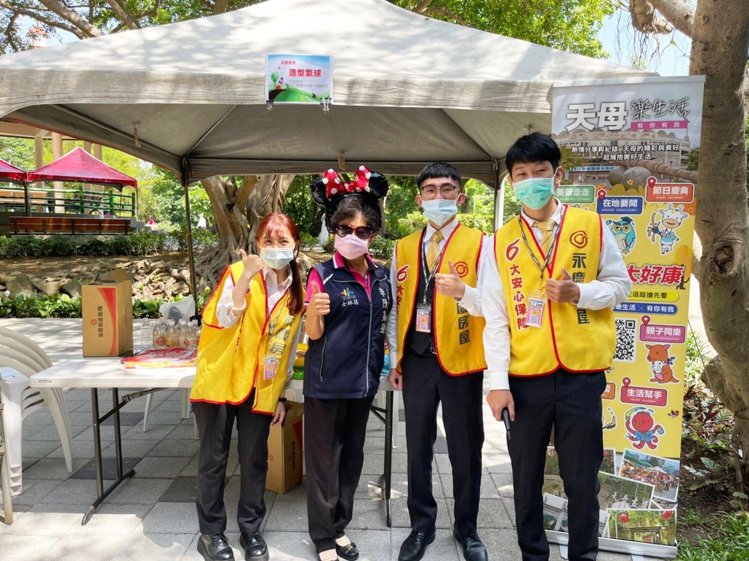 天母里里長舉辦母親節活動,永慶房屋與里民們一同歡慶母親節。(圖/永慶房產集團提供)