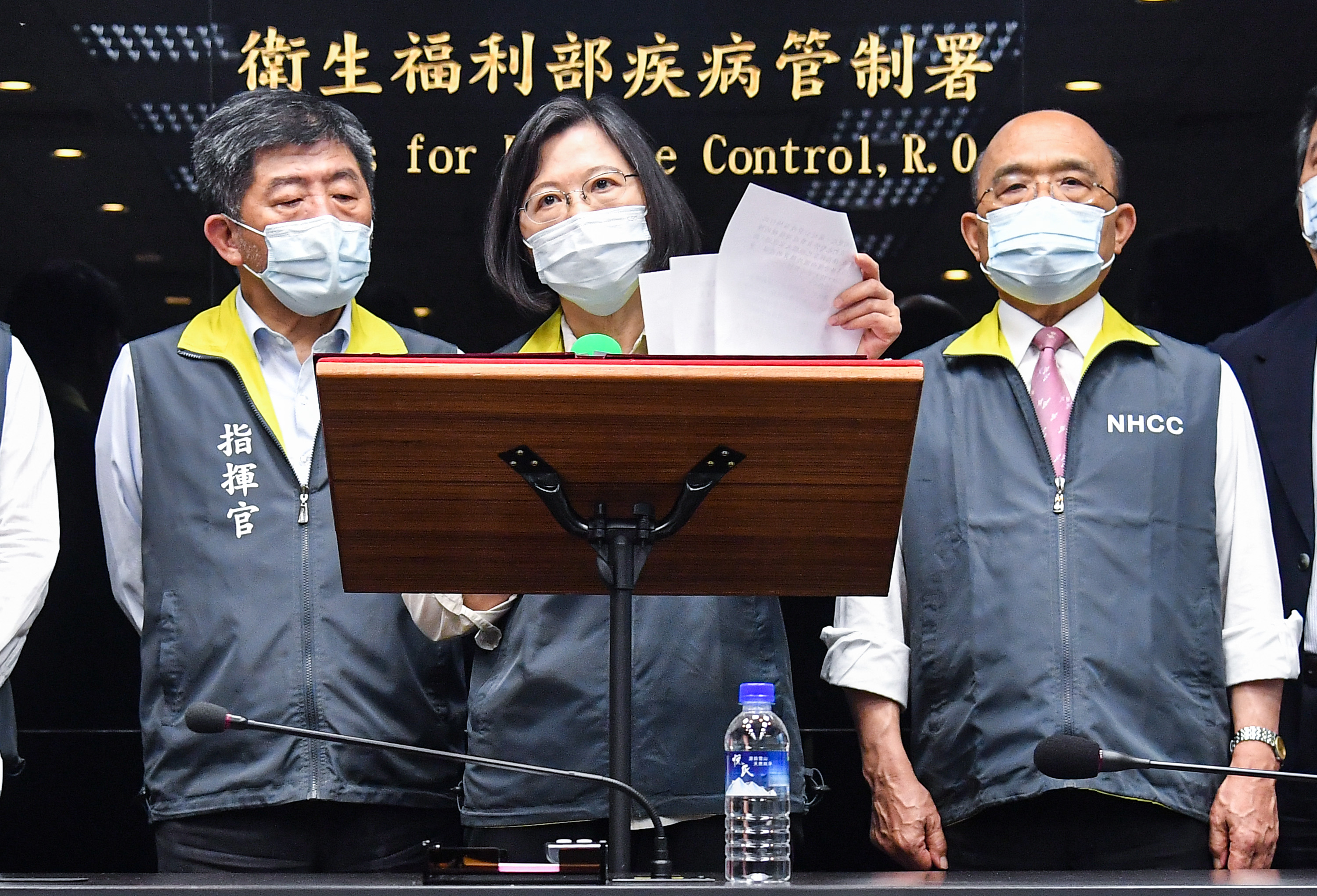 衛福部長陳時中（左）遭指夾在總統蔡英文（中）與行政院長蘇貞昌（右）之間。（指揮中心提供）