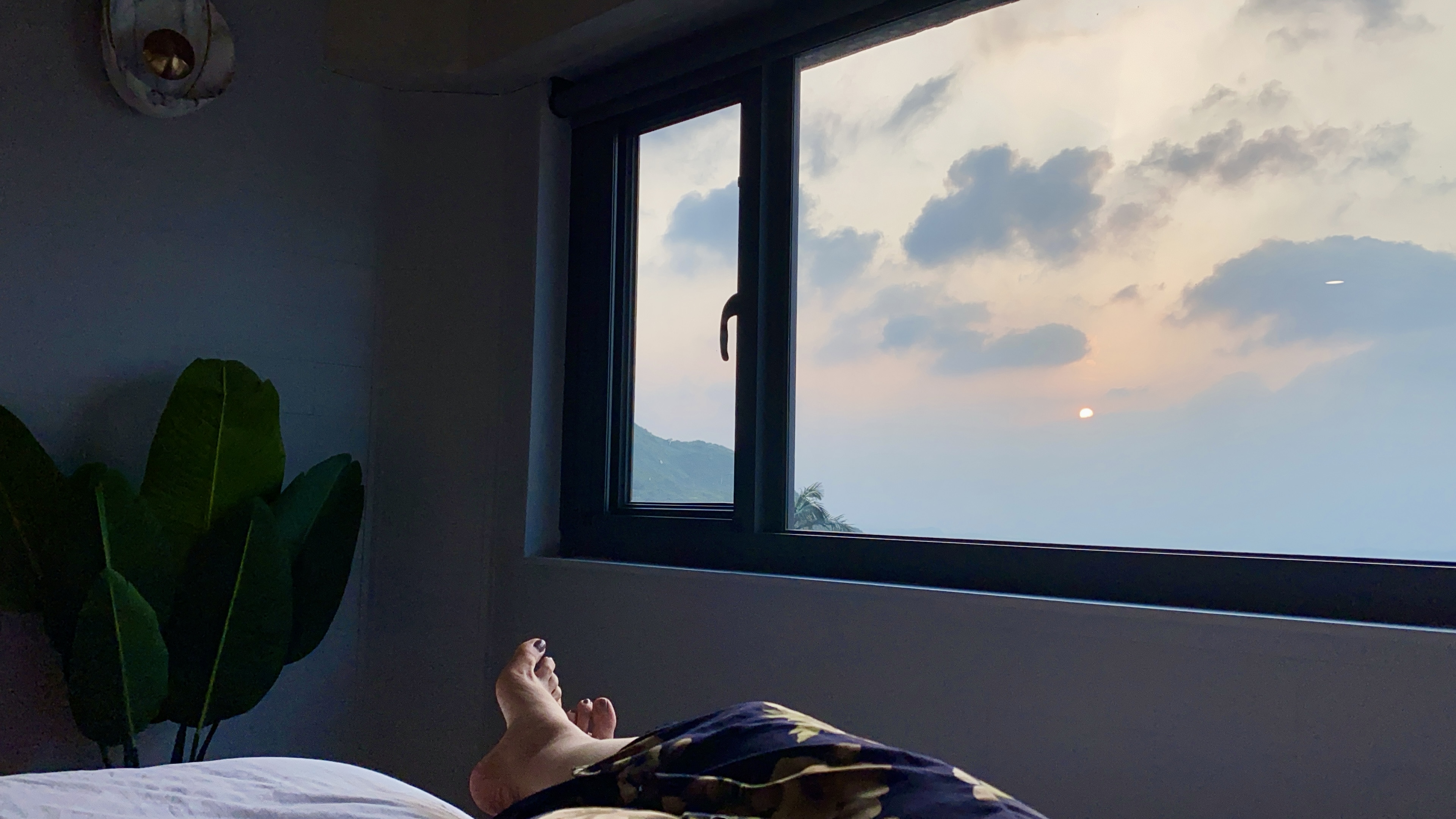 KKday鼓勵全台民眾一起宅在家抗疫，5月27日前只要花1元參加「KKday宅宅自主團」，就有機會獲得未來機票、五星飯店住宿等獎項抽獎。（KKday提供）