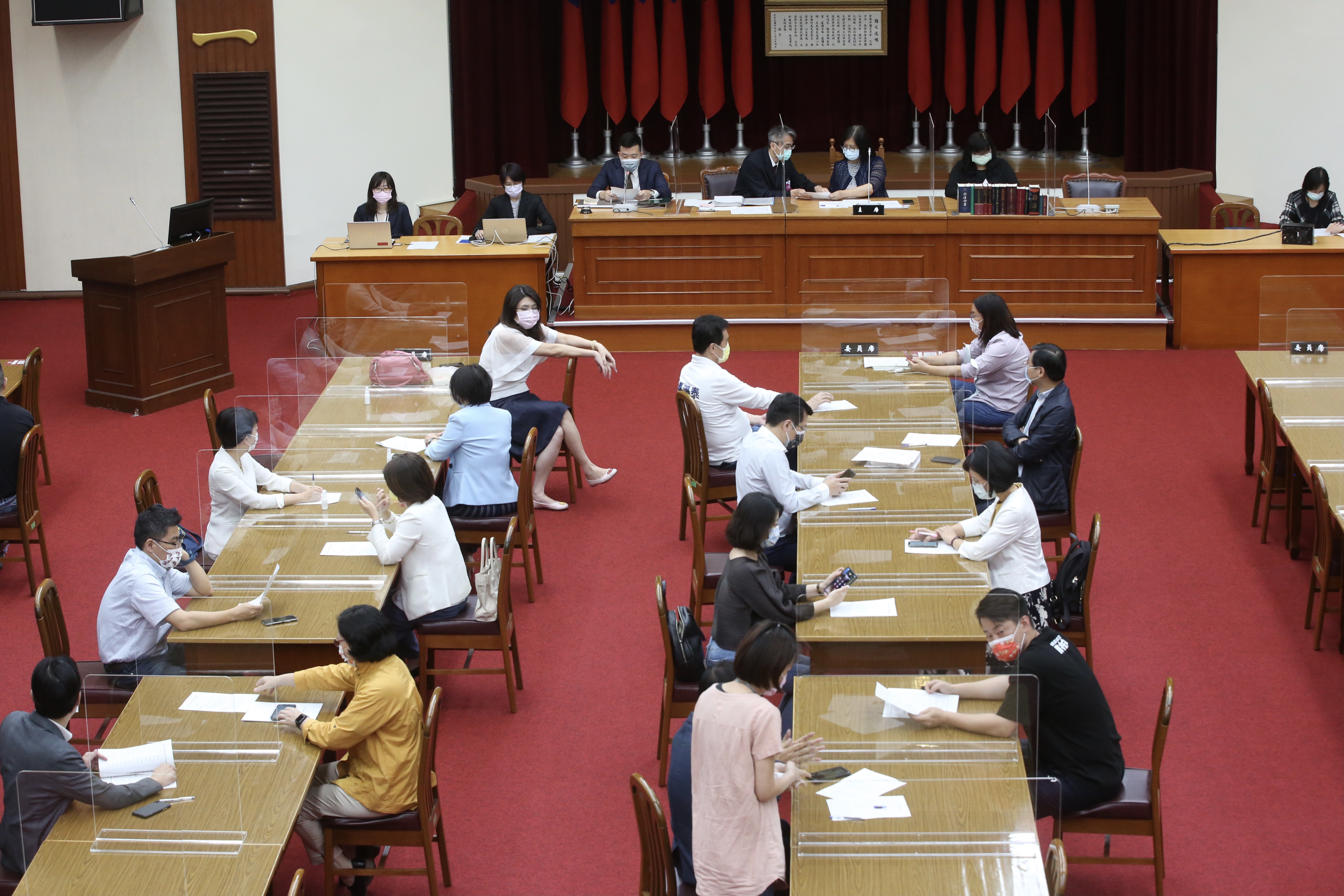 修憲委員會首次召開，因應防疫立委座位安排梅花座，且座位中間皆設置隔板。