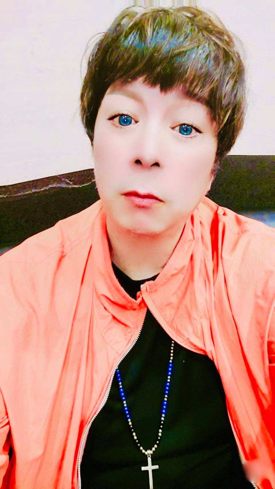 曹西平嘗試新妝容,大氣表示:「四哥我從年輕到老,就是愛作怪,別人不敢的我就是要嘗試一下…管那些賤嘴說你什麼,叫他們去死吧!」(翻攝自曹西平的粉絲愛團)