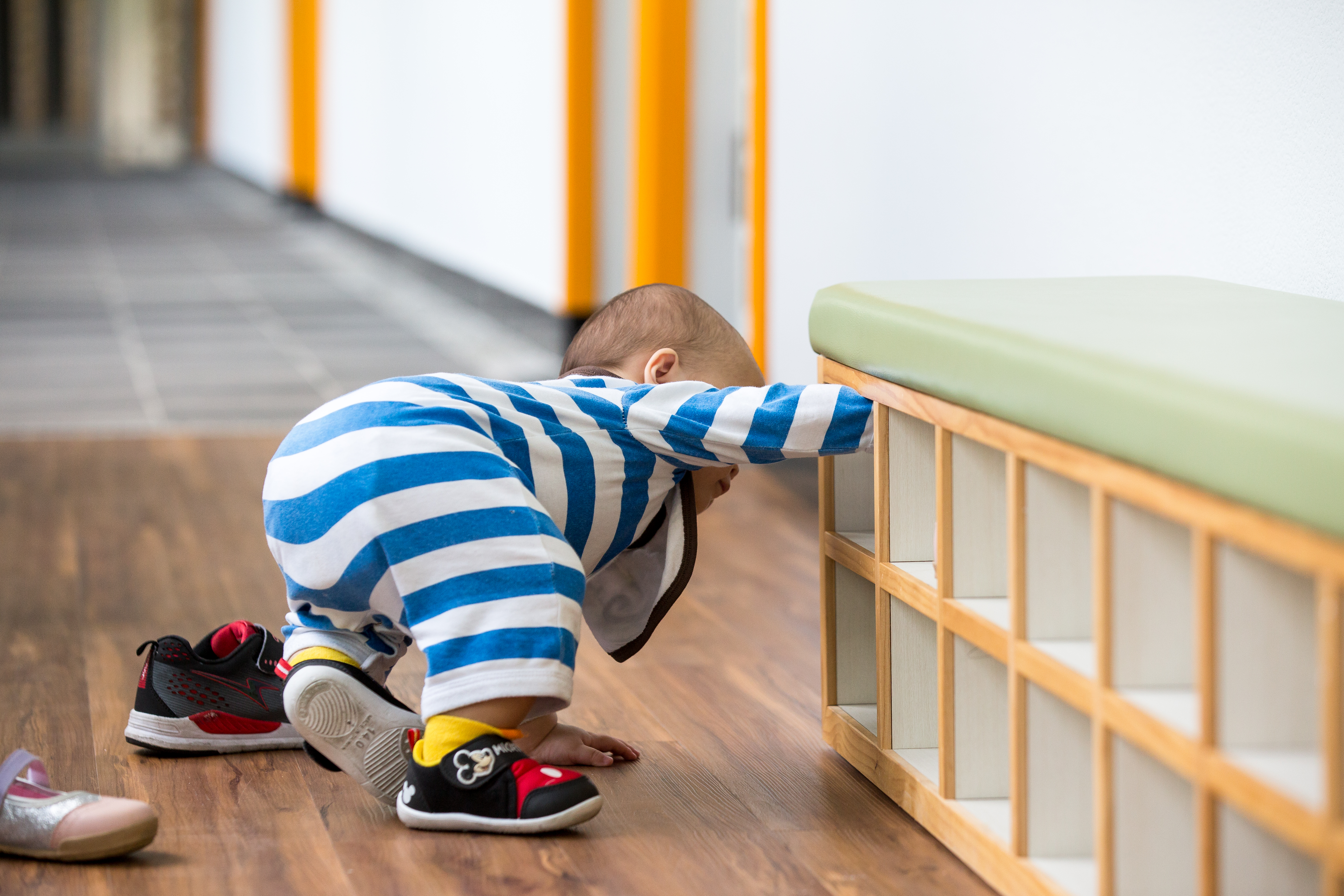 婦女新知團體認為，防疫照顧假不強制給薪是逼在職家長「防疫、收入二選一」。（示意圖，本刊資料照）