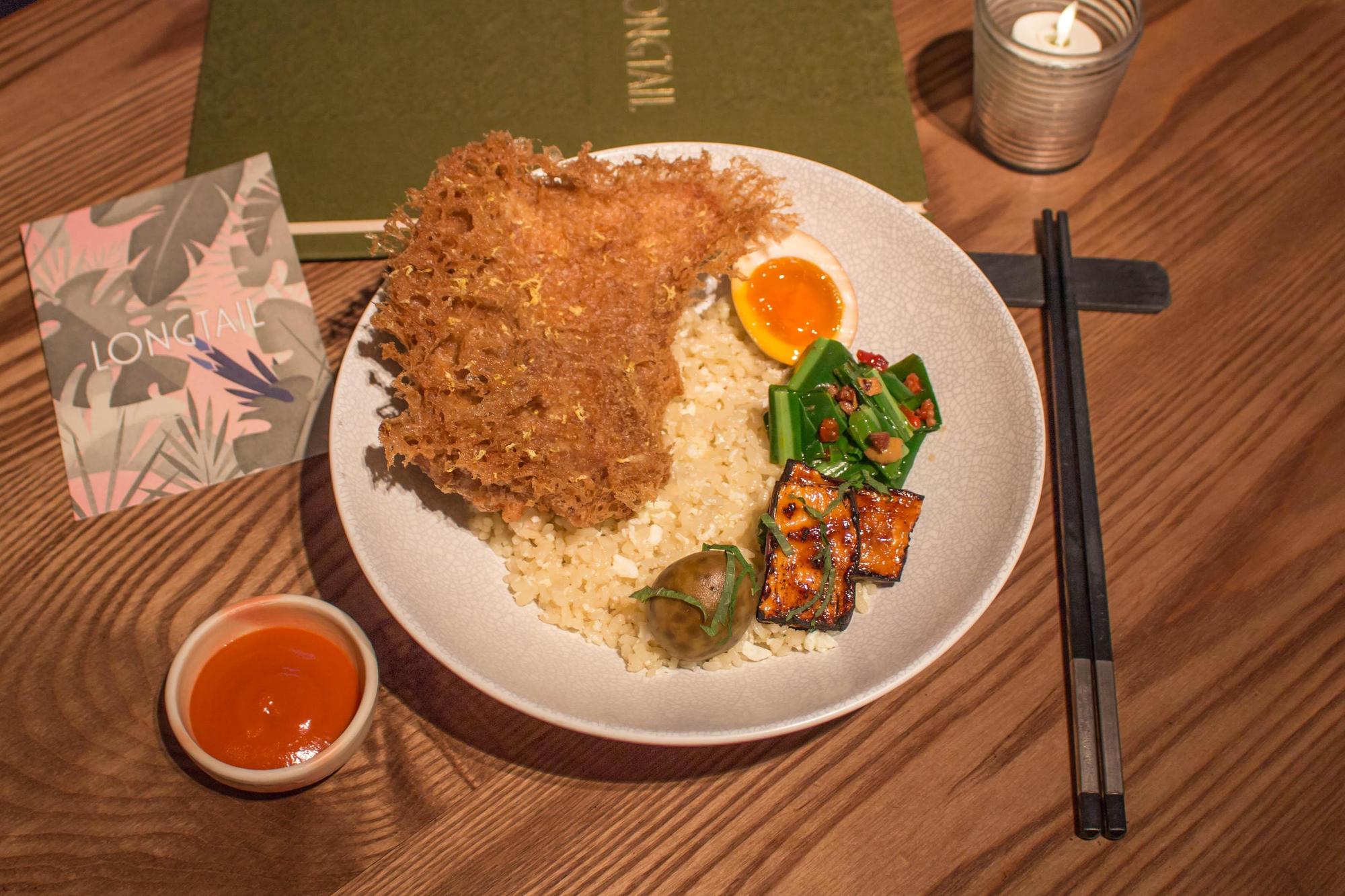 「香脆炸雞腿飯」外皮薄脆,惹味的非洲辣醬是一大亮點。(380元/個,LONGTAIL提供)